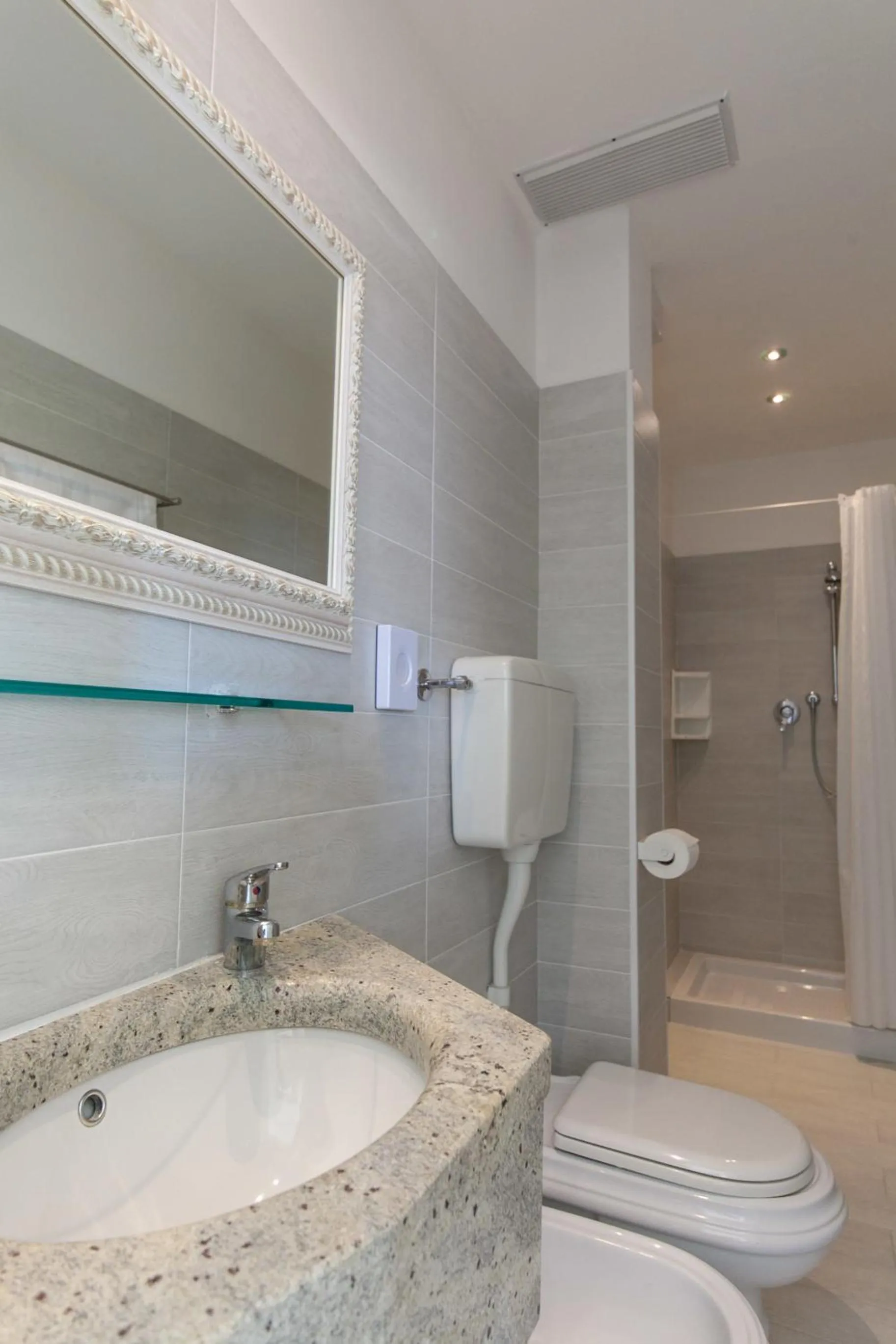 Bathroom in Hotel Mayflower