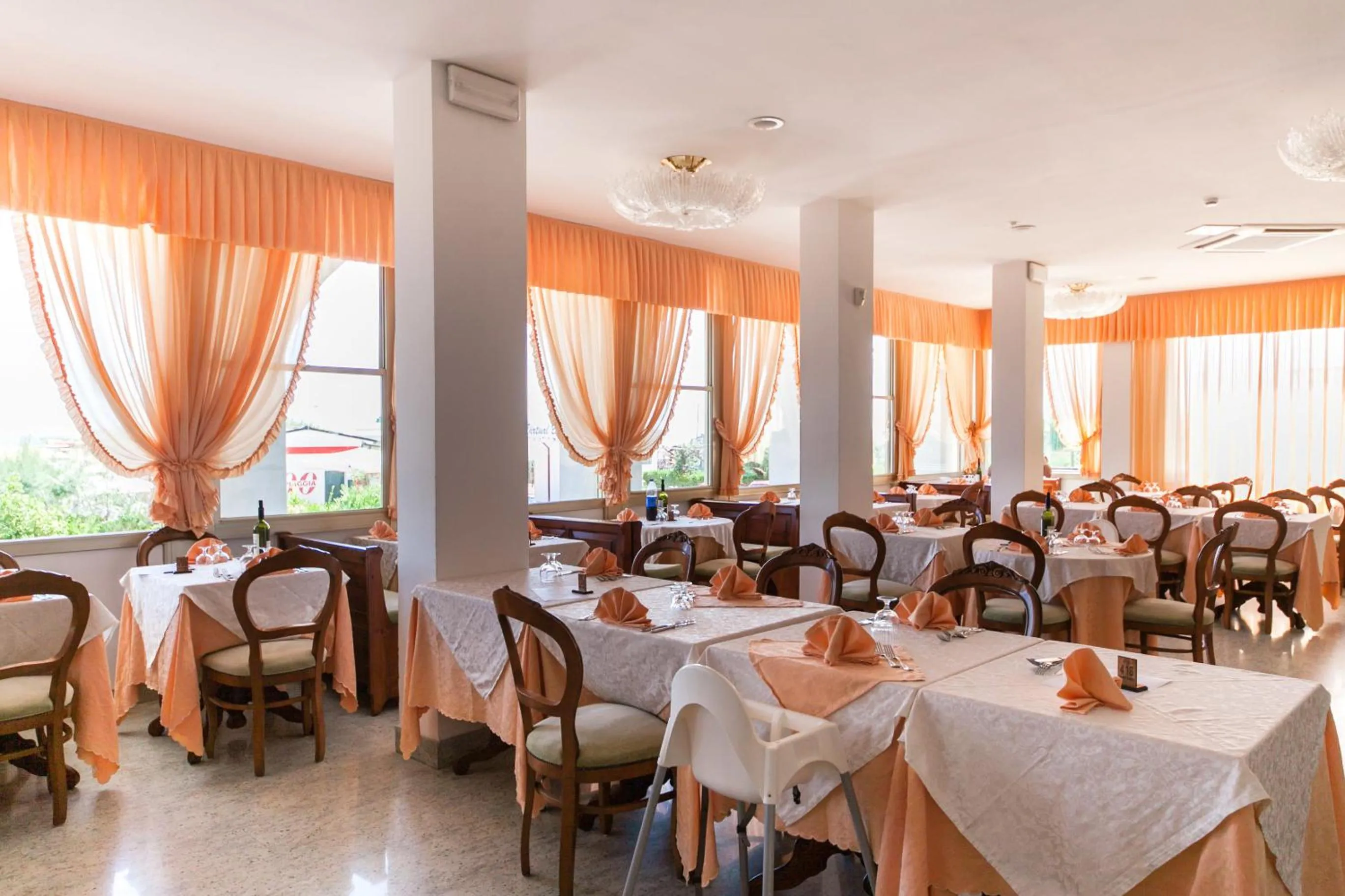 Restaurant/places to eat in Hotel Mayflower