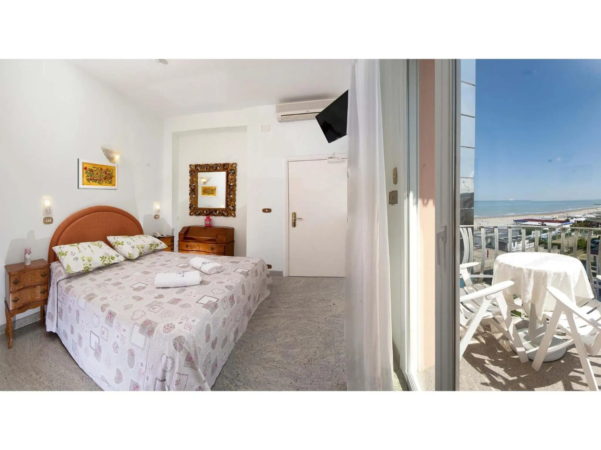 Bed in Hotel Mayflower