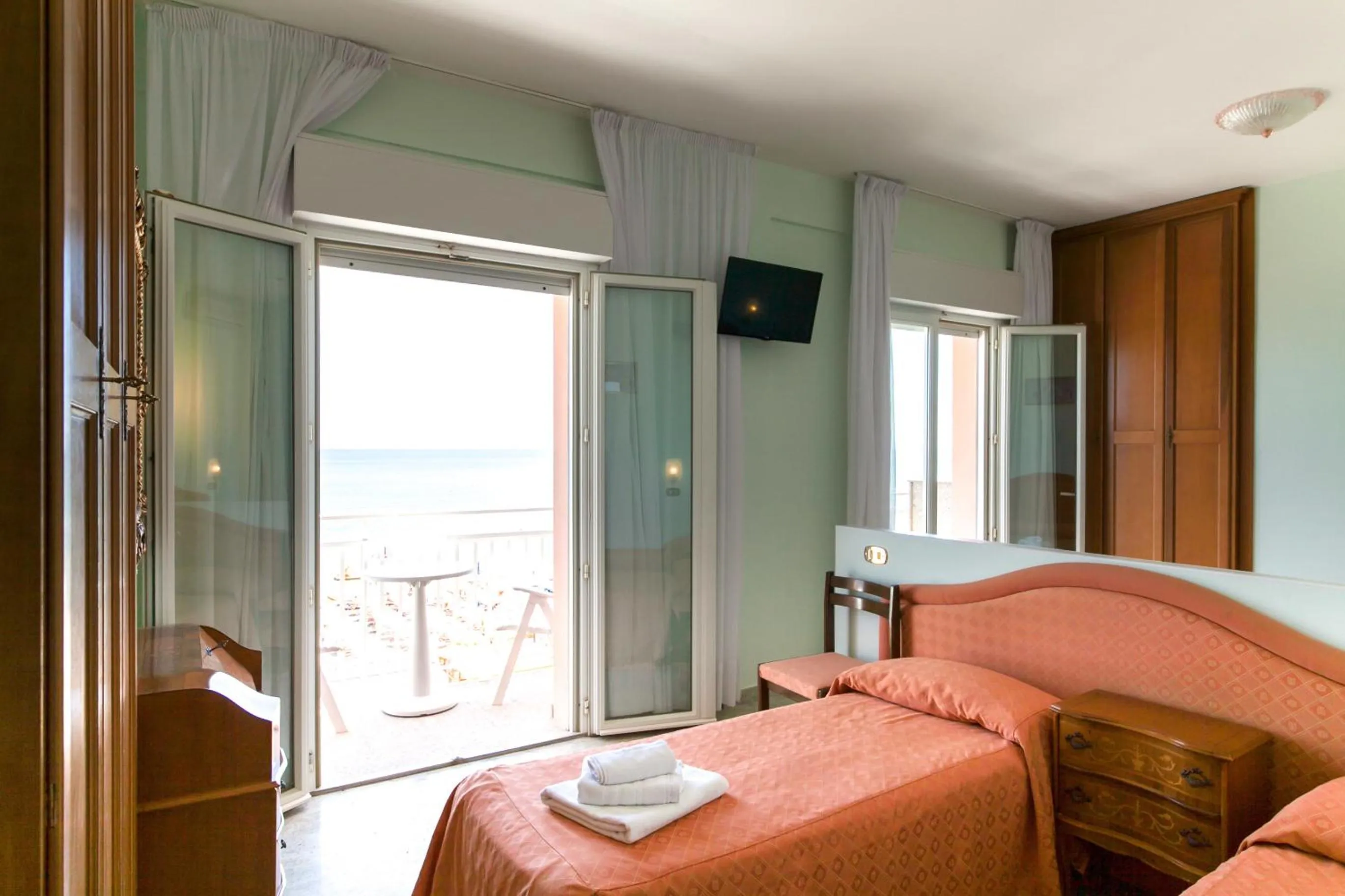 Bed in Hotel Mayflower