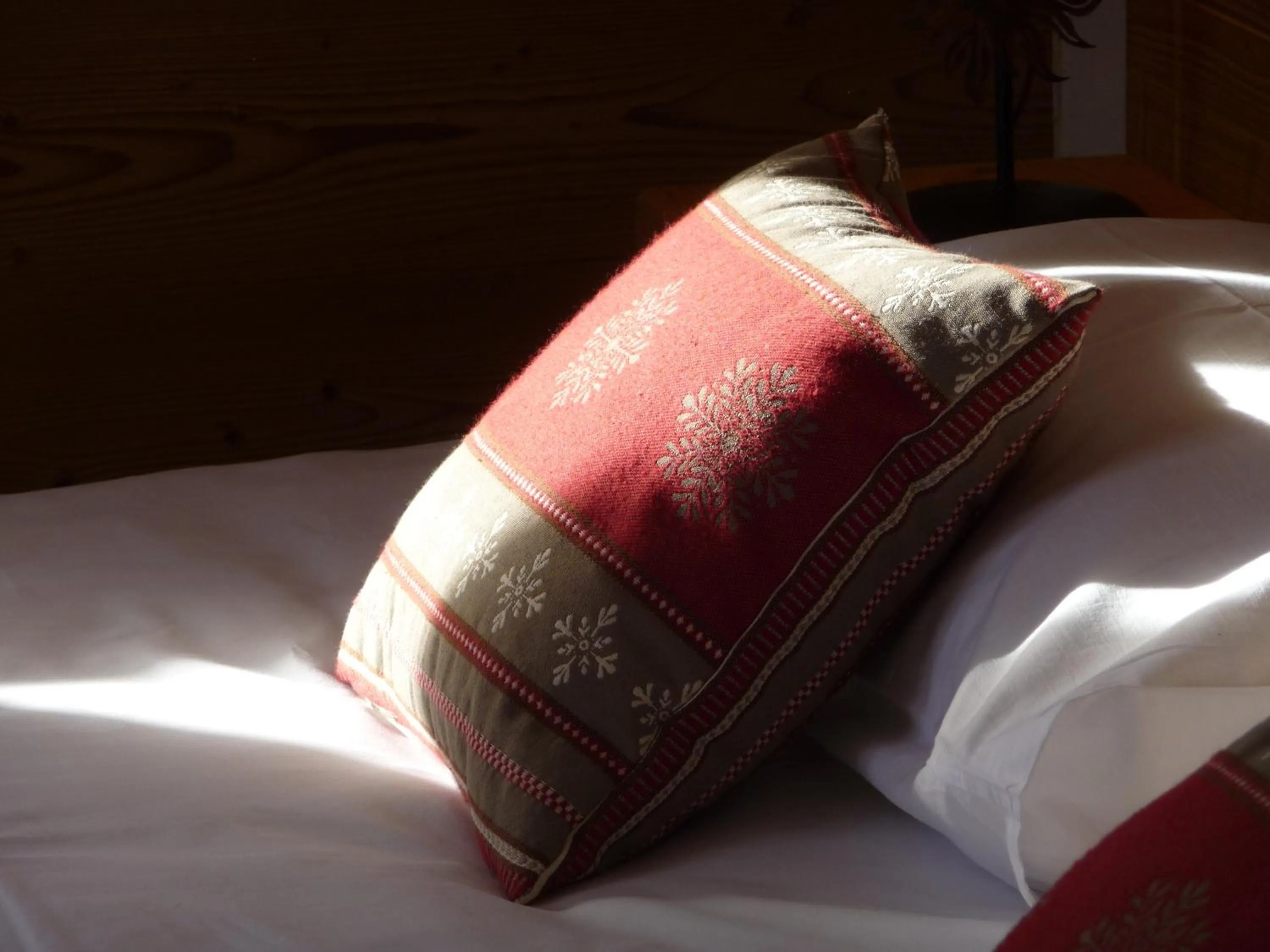 Decorative detail, Bed in Chalet-Hôtel Le Beausoleil, The Originals Relais