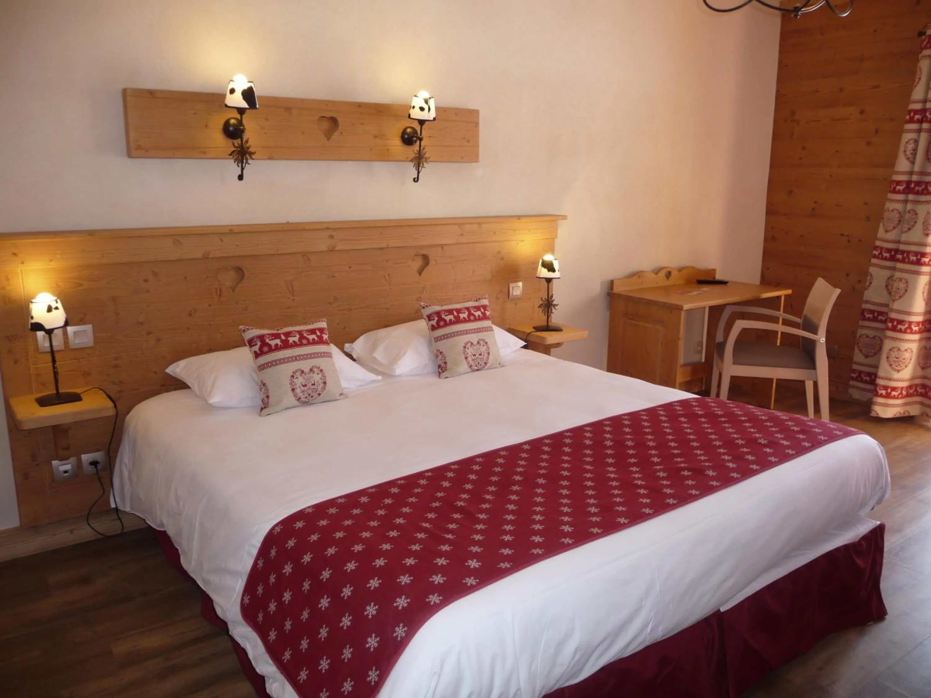 Bedroom, Bed in Chalet-Hôtel Le Beausoleil, The Originals Relais