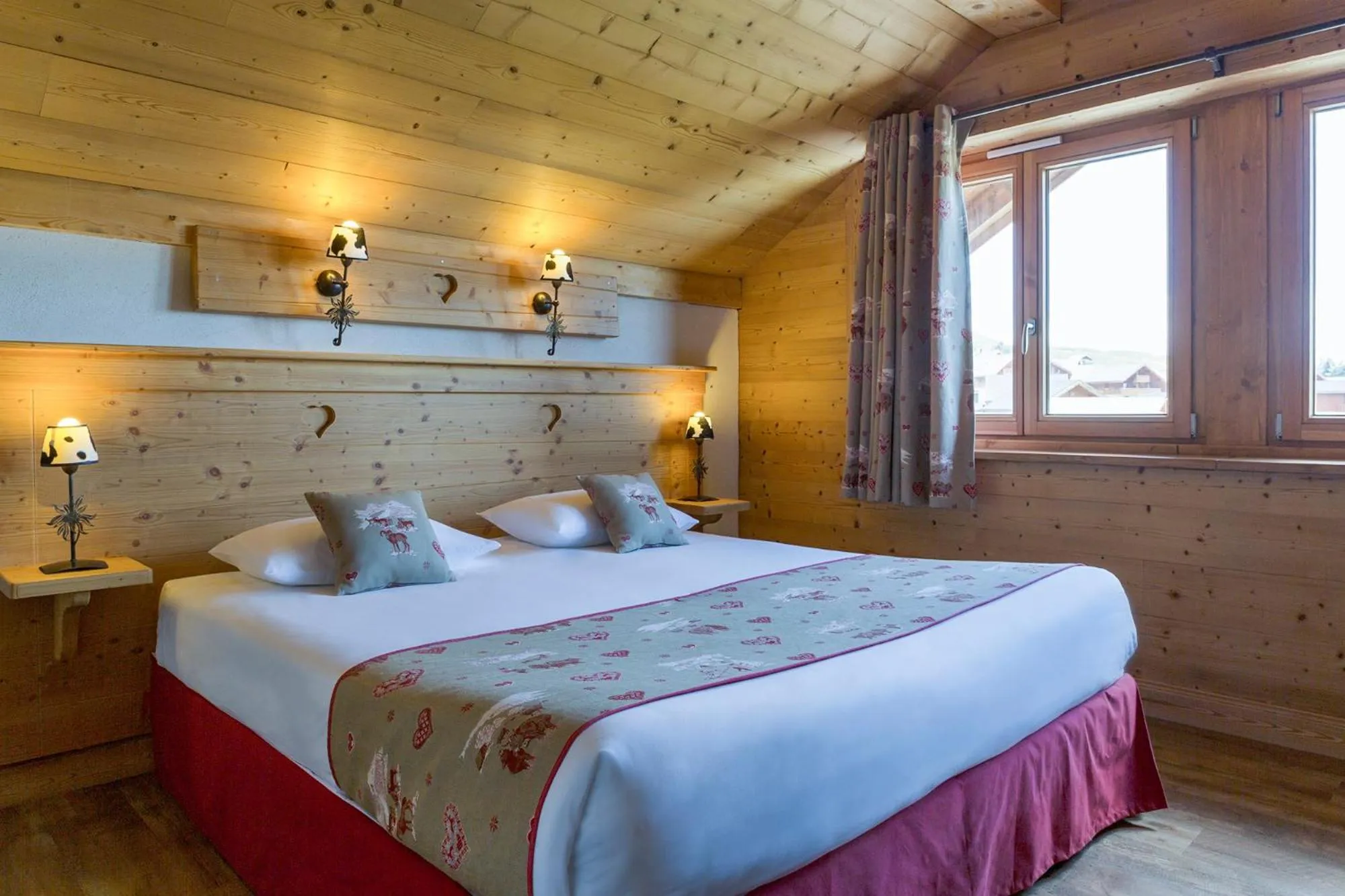 Bedroom, Bed in Chalet-Hôtel Le Beausoleil, The Originals Relais