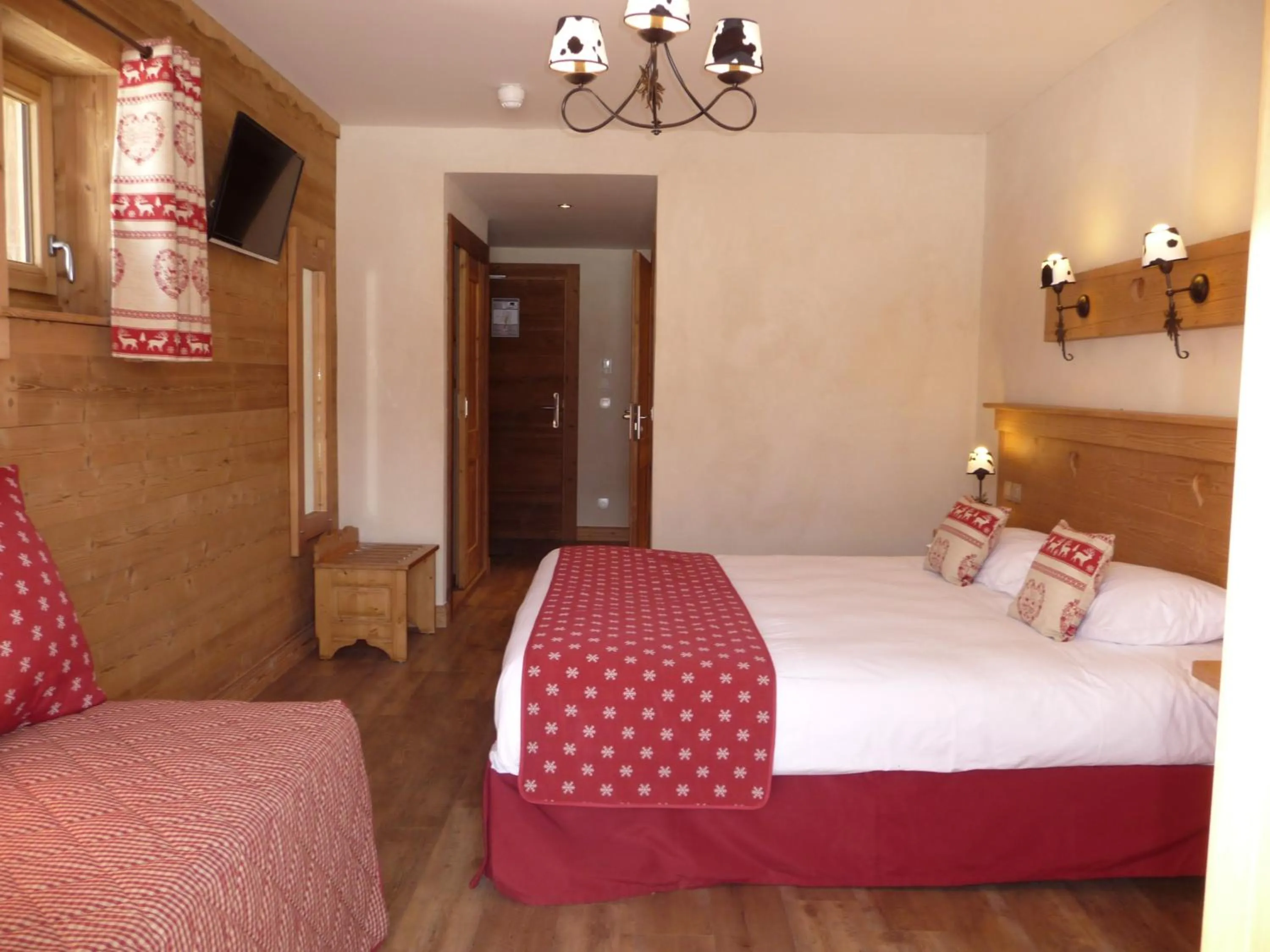 Bedroom, Bed in Chalet-Hôtel Le Beausoleil, The Originals Relais