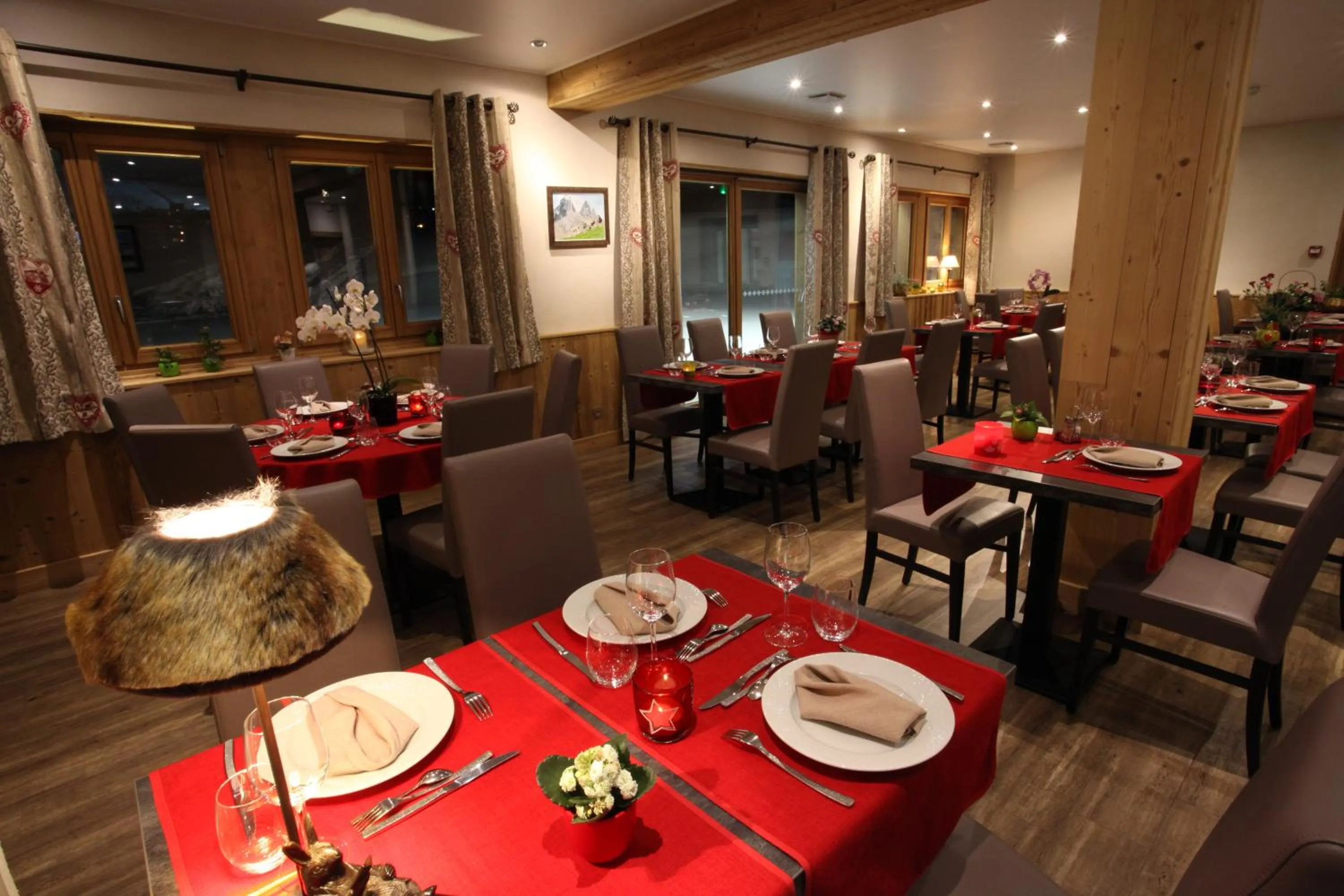 Restaurant/places to eat in Chalet-Hôtel Le Beausoleil, The Originals Relais