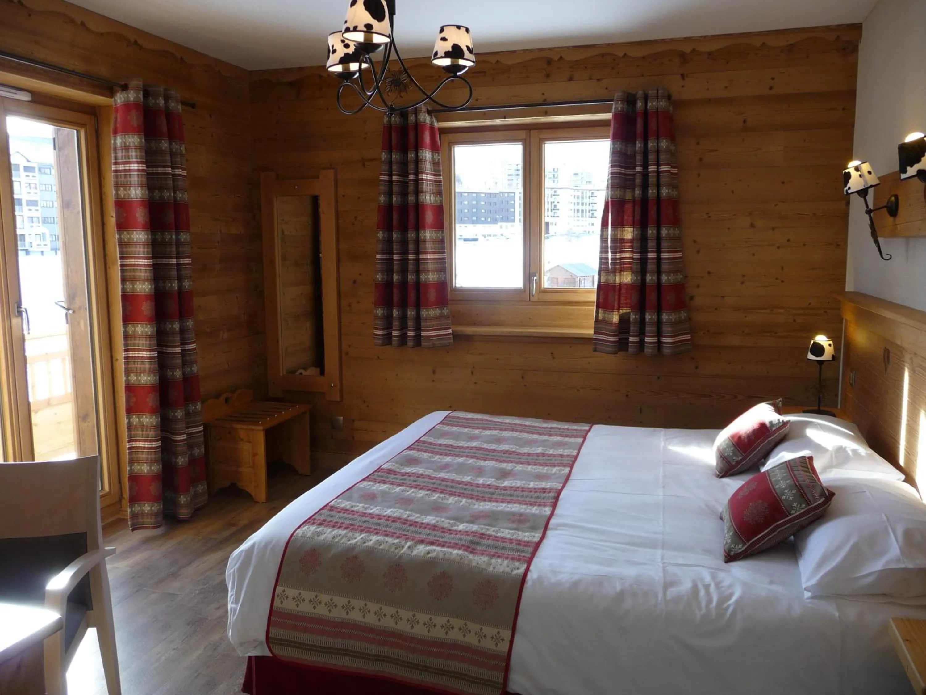 Bedroom, Bed in Chalet-Hôtel Le Beausoleil, The Originals Relais