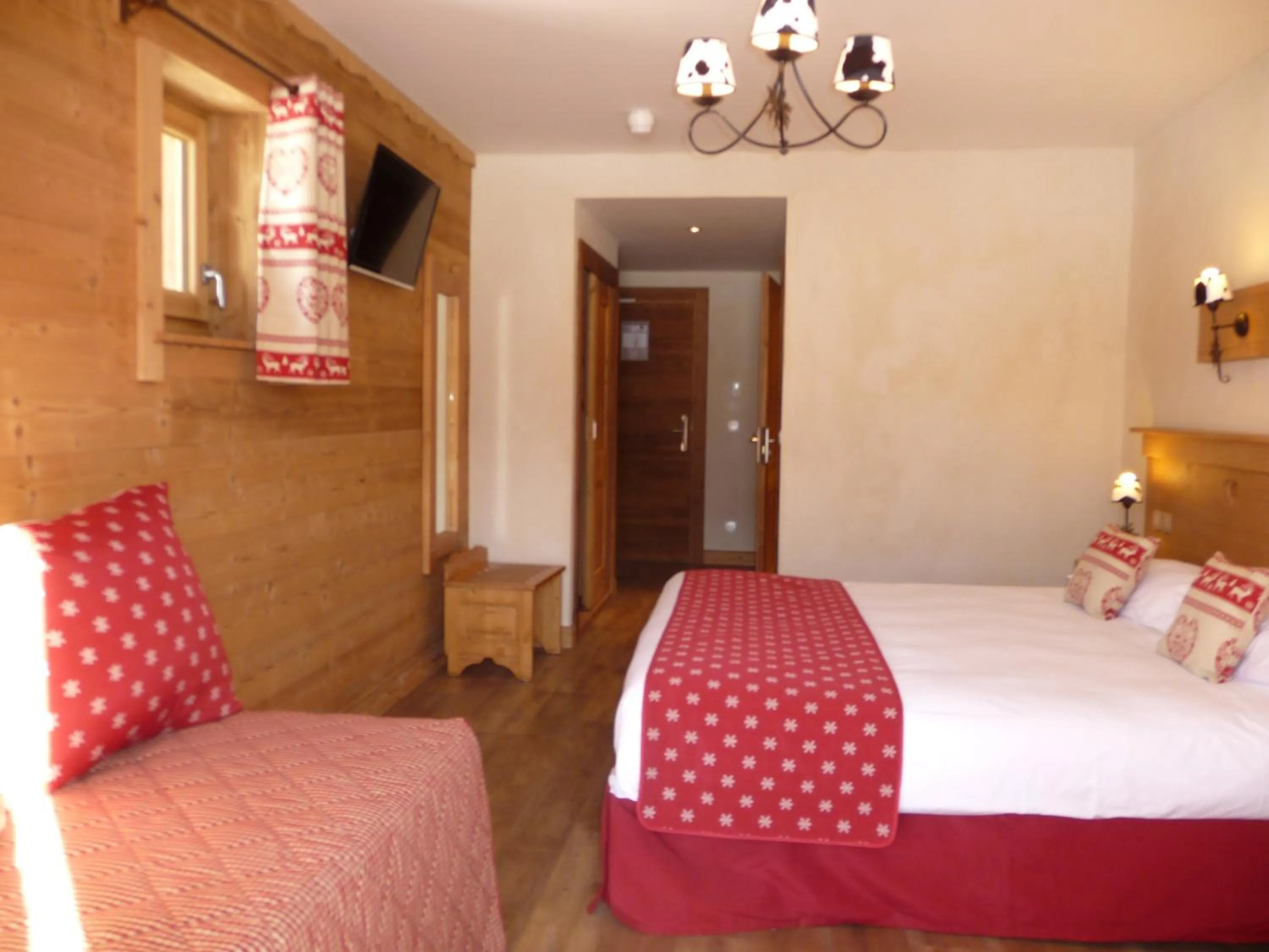 Bedroom, Bed in Chalet-Hôtel Le Beausoleil, The Originals Relais