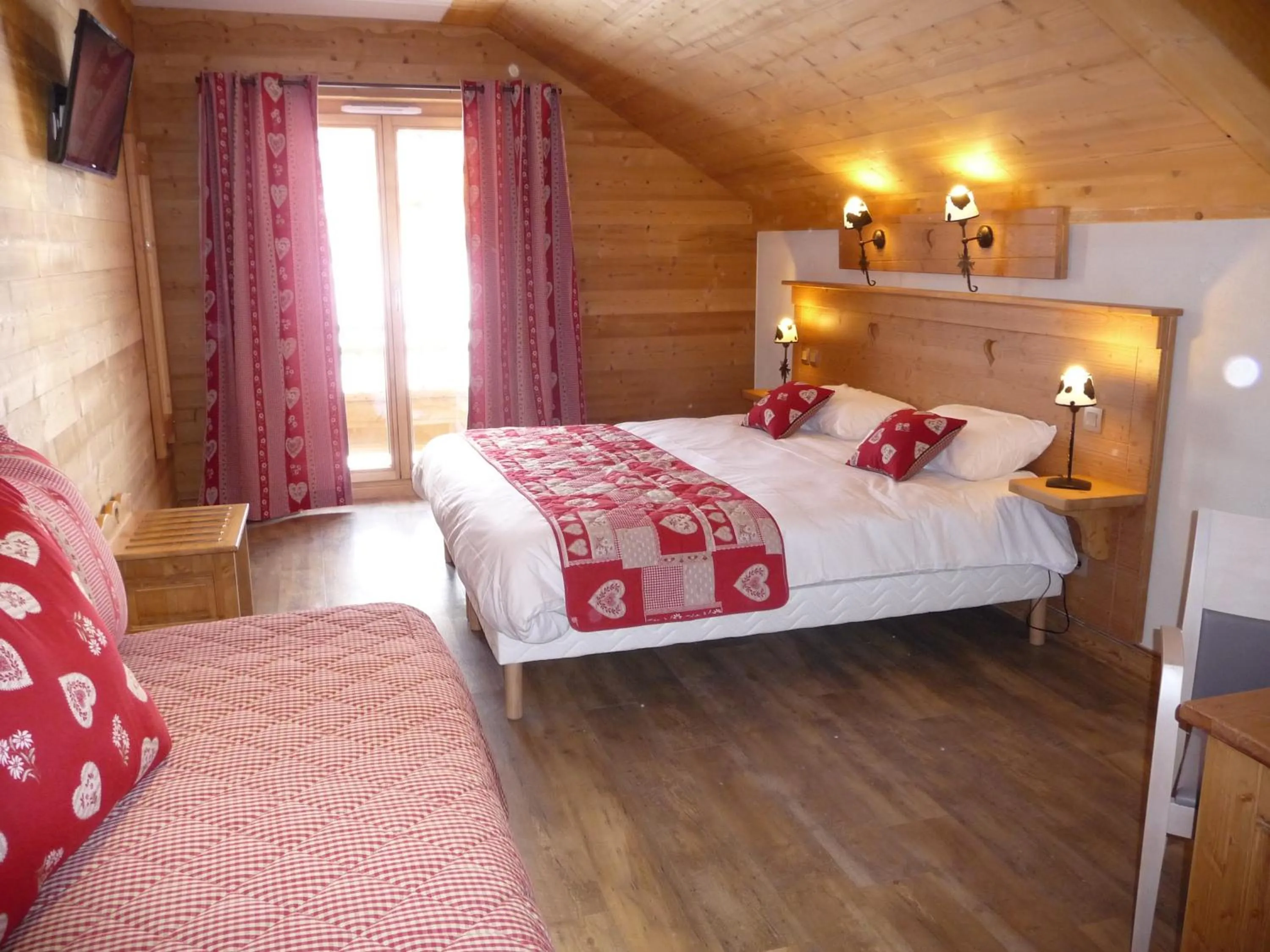 Bedroom, Bed in Chalet-Hôtel Le Beausoleil, The Originals Relais