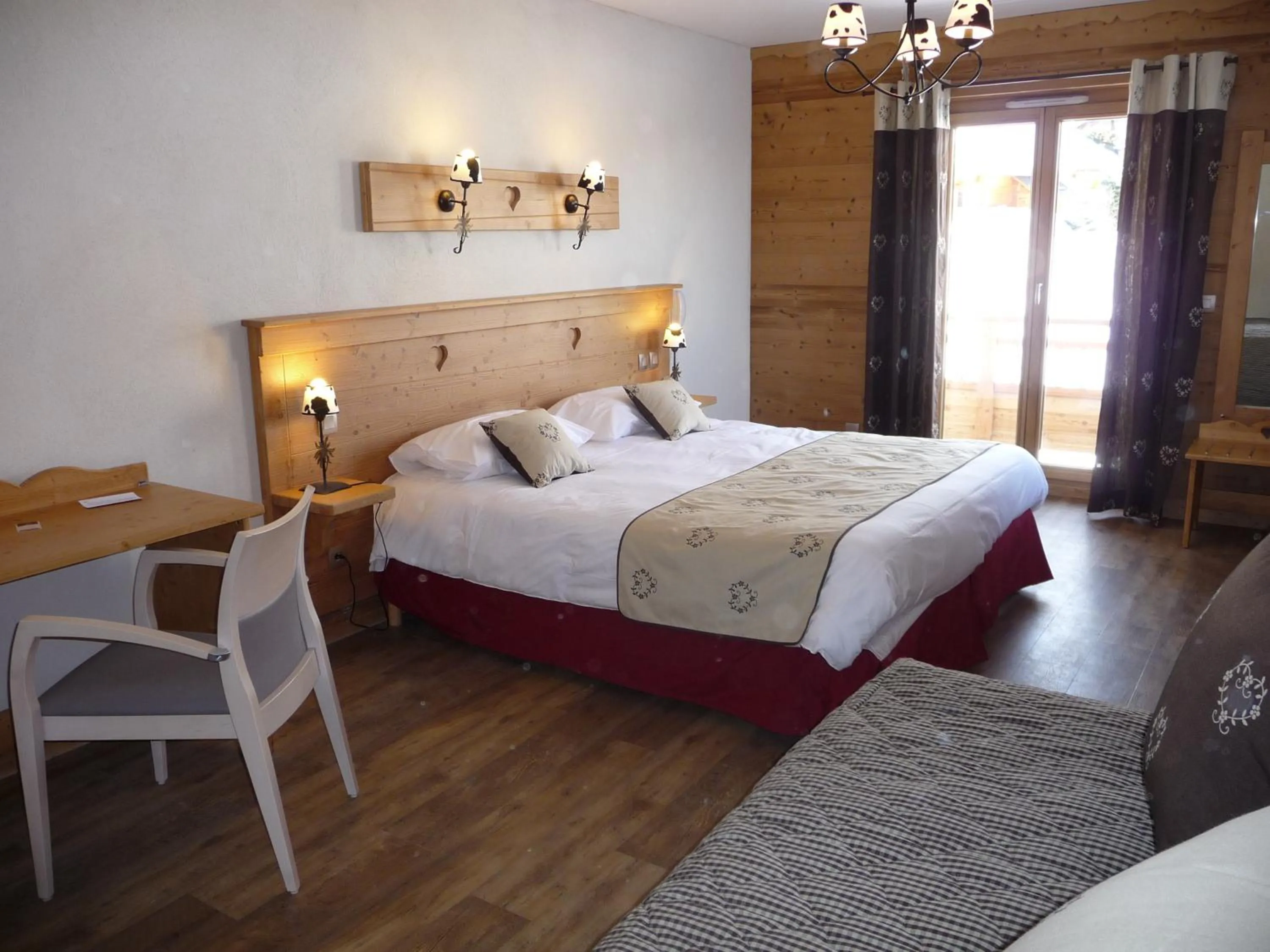 Bedroom, Bed in Chalet-Hôtel Le Beausoleil, The Originals Relais