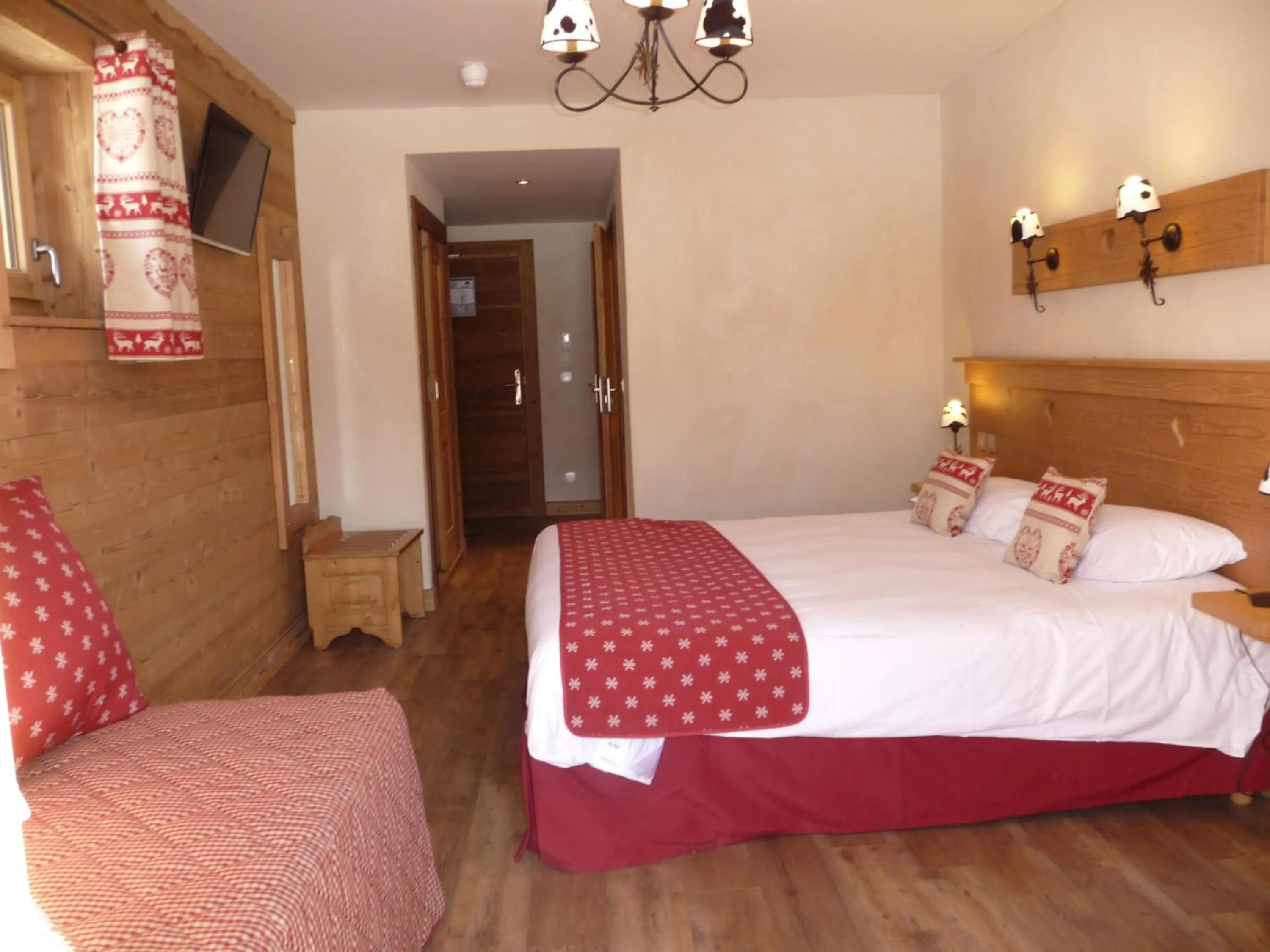 Bedroom, Bed in Chalet-Hôtel Le Beausoleil, The Originals Relais