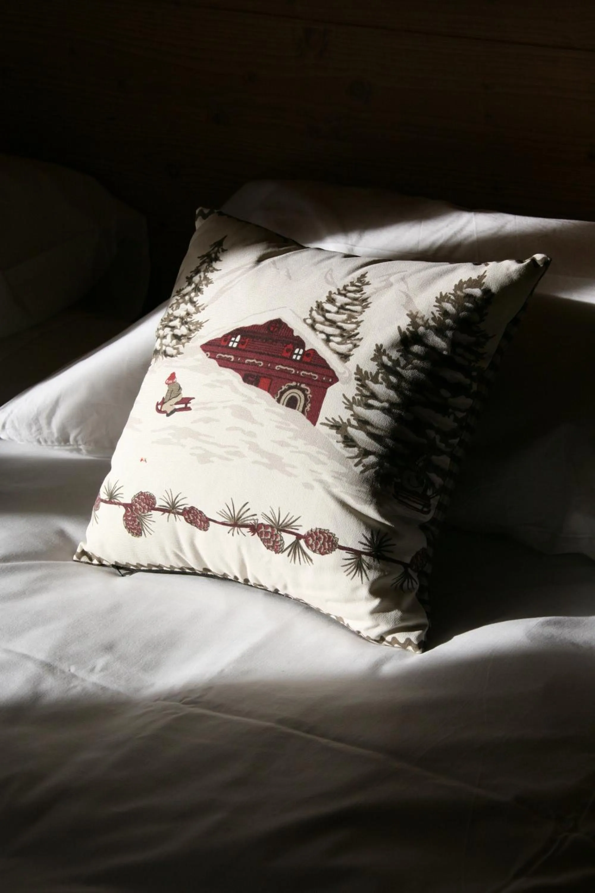 Decorative detail, Bed in Chalet-Hôtel Le Beausoleil, The Originals Relais