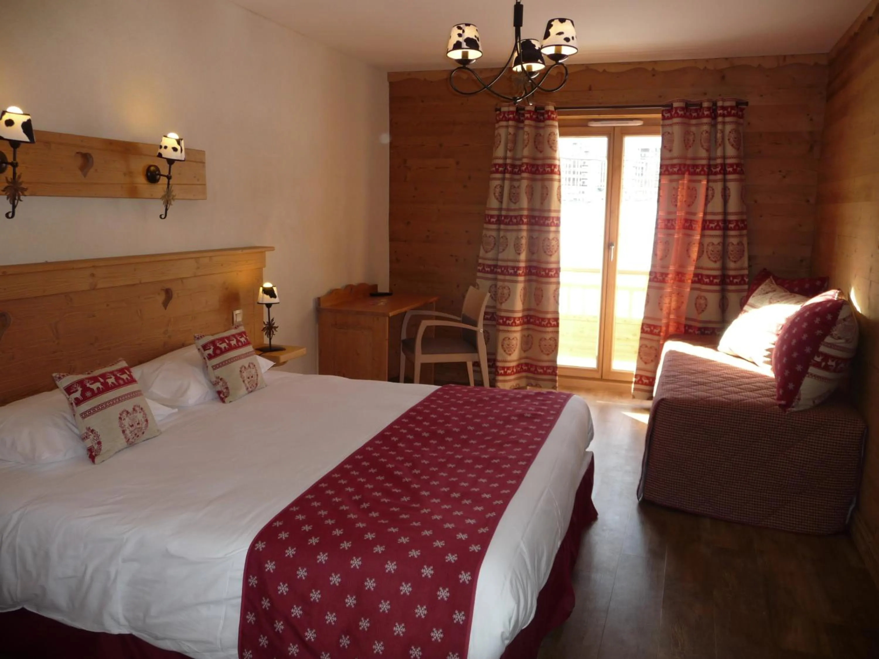 Bedroom, Bed in Chalet-Hôtel Le Beausoleil, The Originals Relais