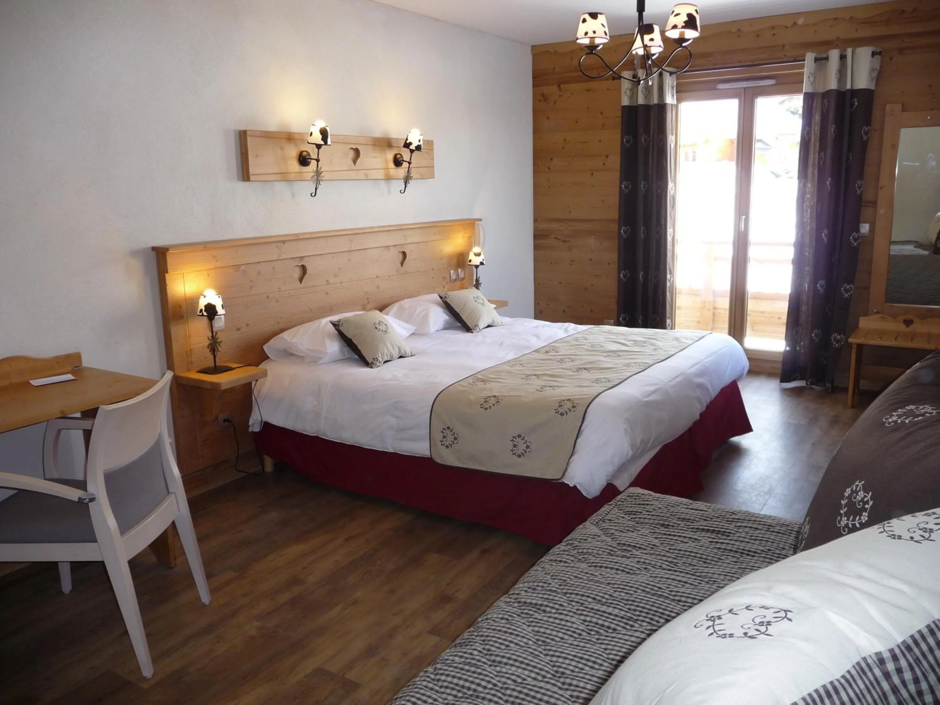 Bedroom, Bed in Chalet-Hôtel Le Beausoleil, The Originals Relais