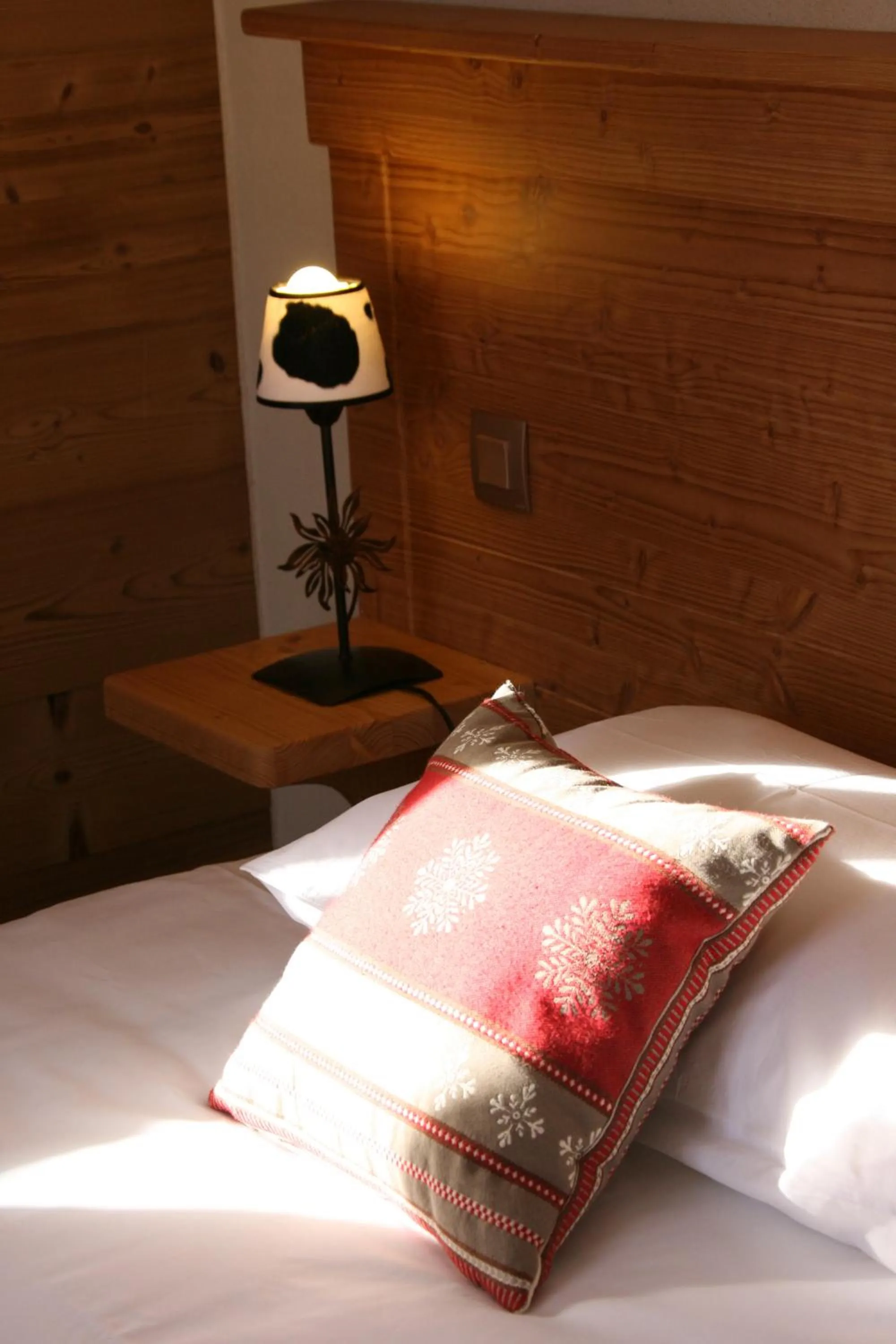 Decorative detail, Bed in Chalet-Hôtel Le Beausoleil, The Originals Relais