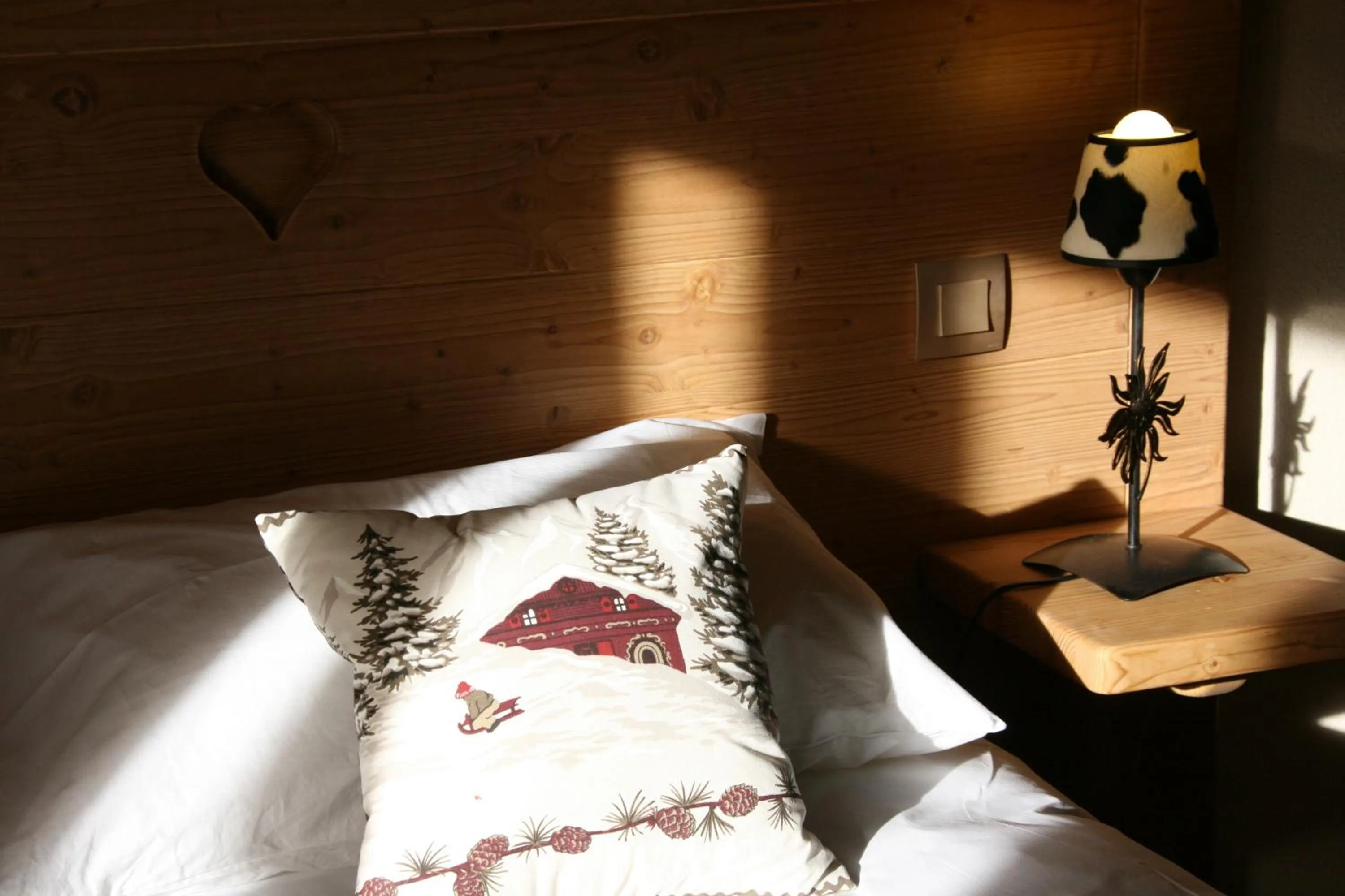 Bedroom, Bed in Chalet-Hôtel Le Beausoleil, The Originals Relais