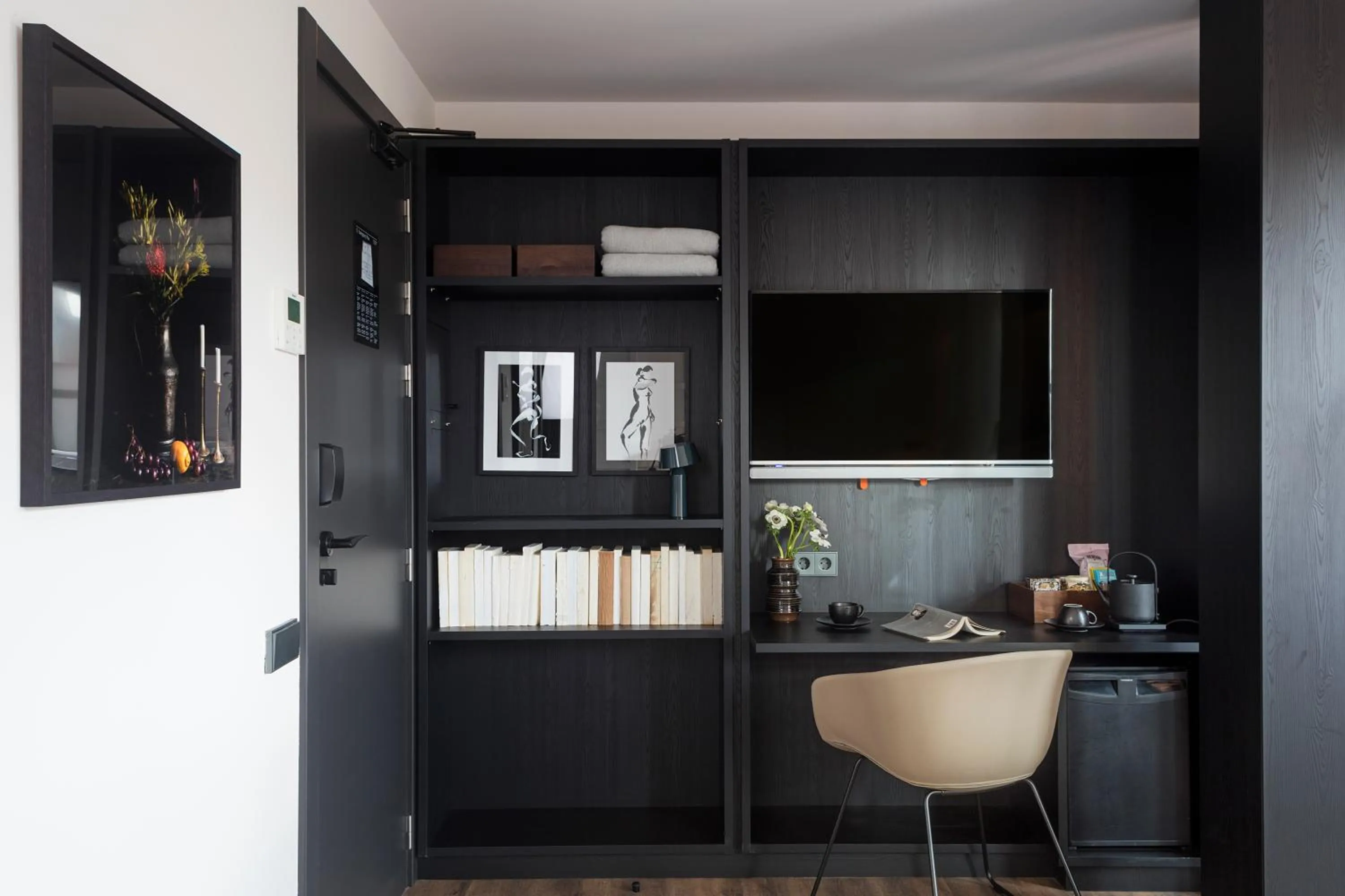 Communal lounge/ TV room in Yurbban Ramblas Boutique Hotel