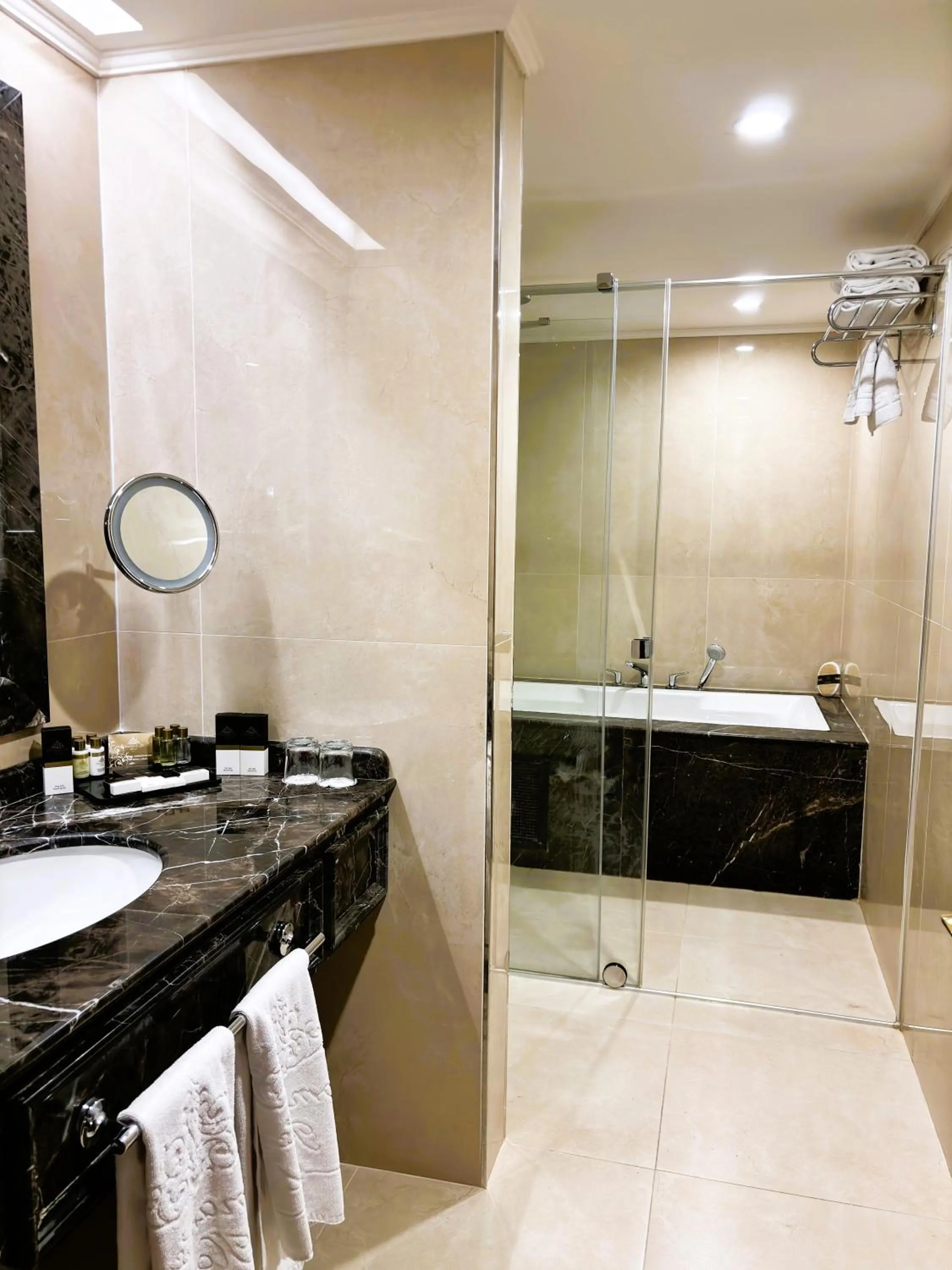 Shower in Ottoman's Life Hotel Deluxe