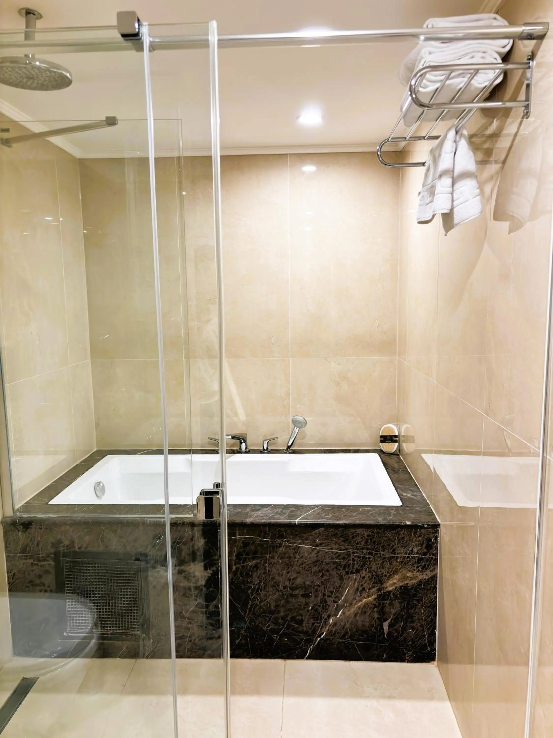Shower in Ottoman's Life Hotel Deluxe