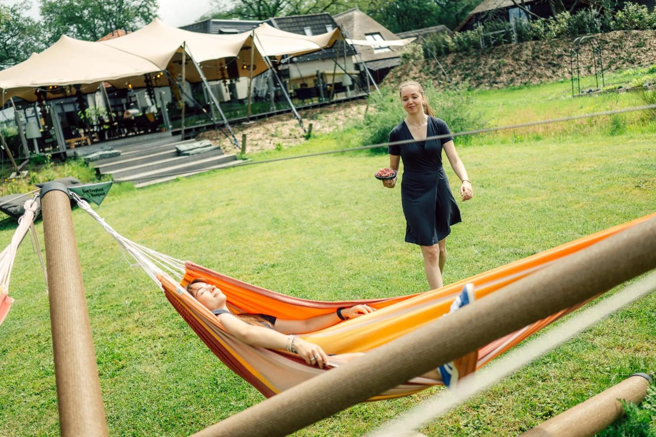 People in LUDIEK eten en slapen
