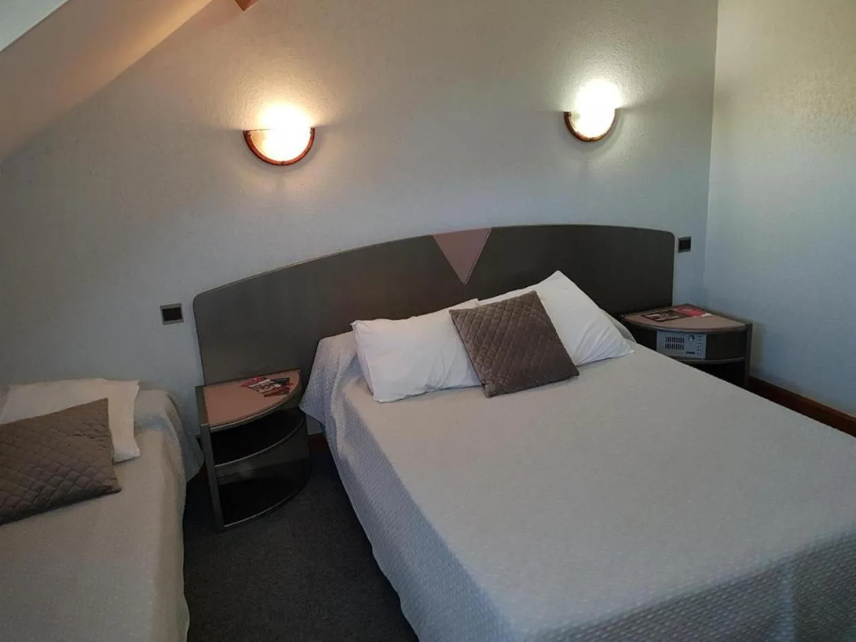 Triple Room with Shower in Hôtel Armony