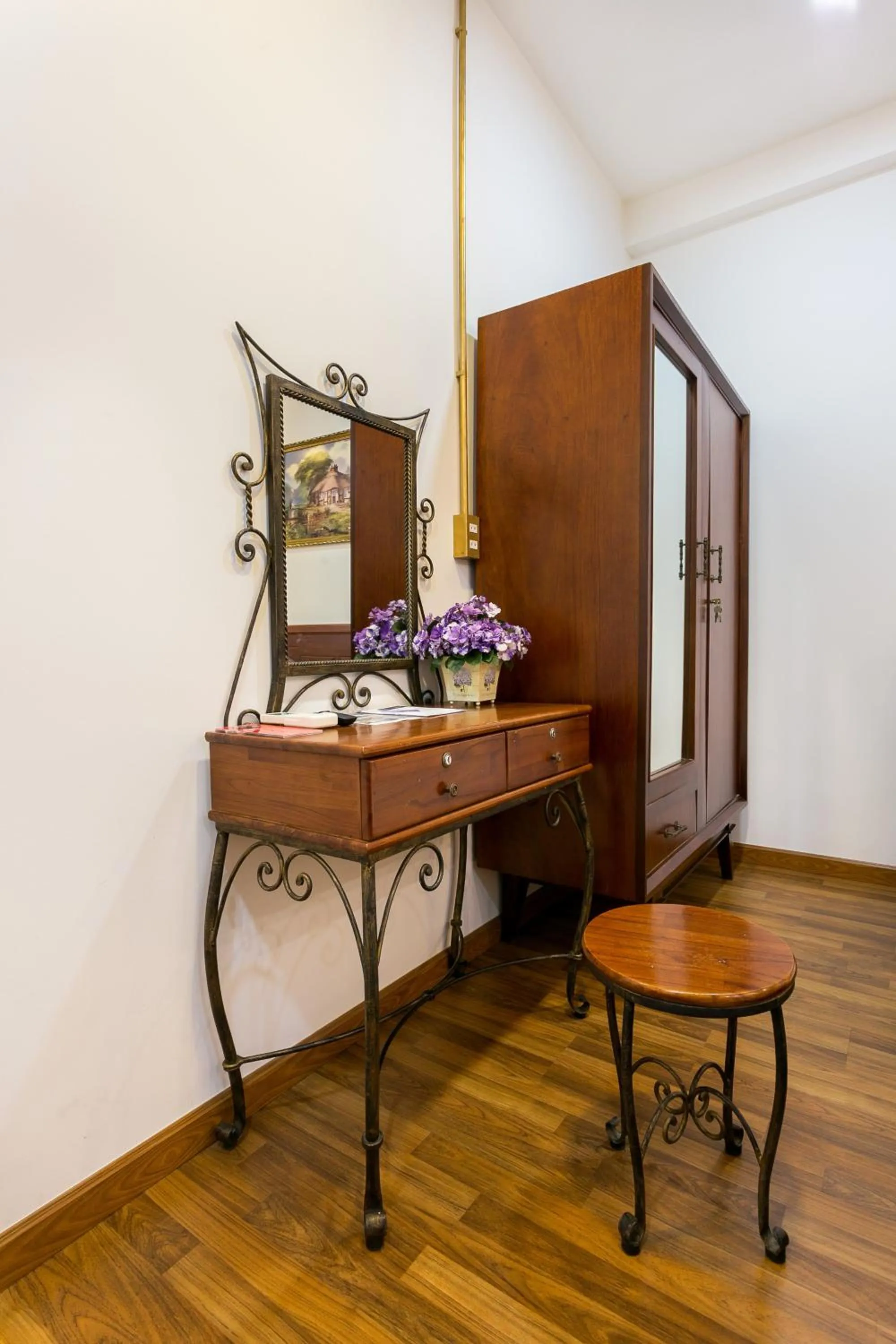 wardrobe in Indochine Ben Thanh Hotel & Apartments