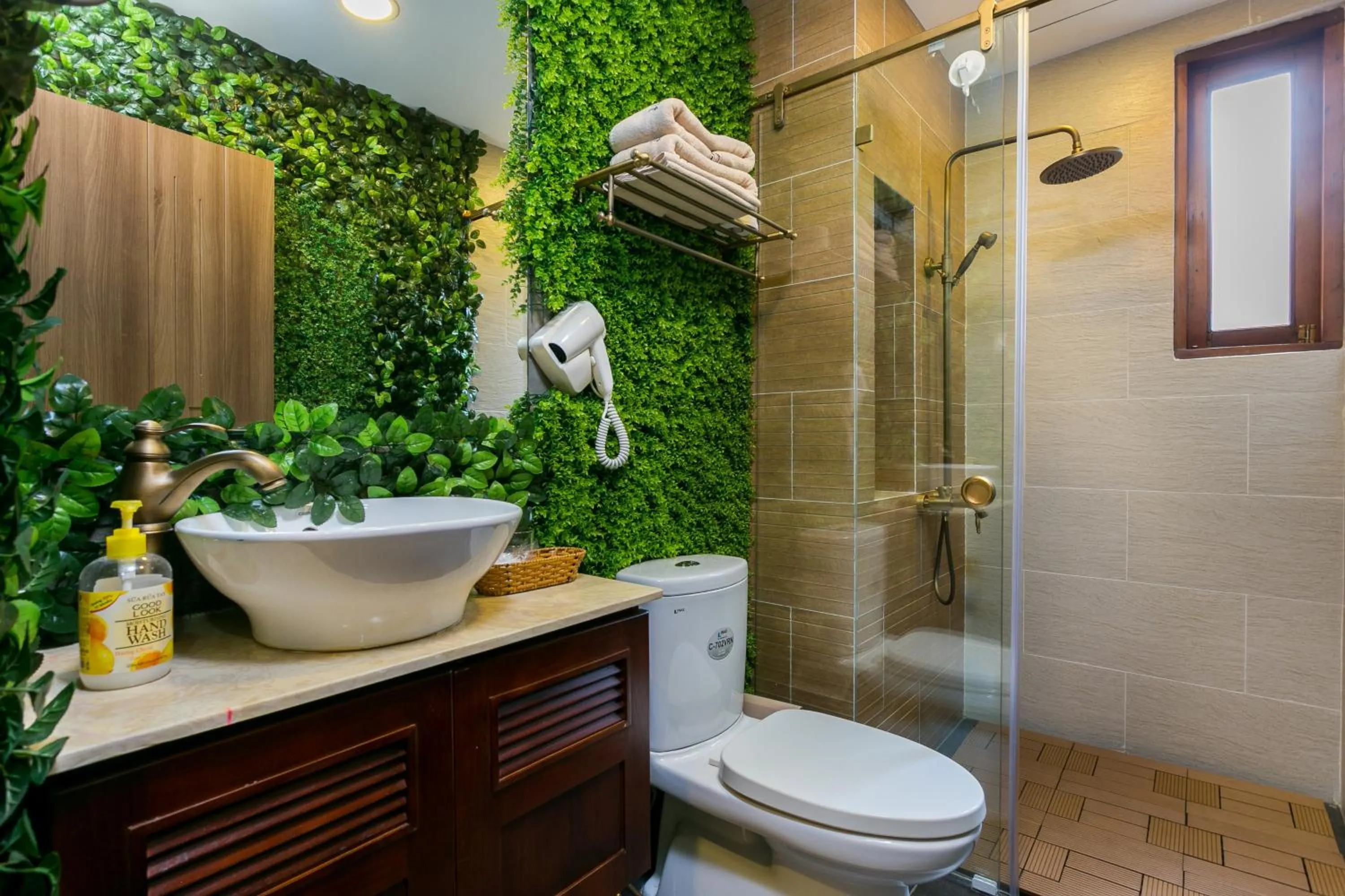 Shower in Indochine Ben Thanh Hotel & Apartments