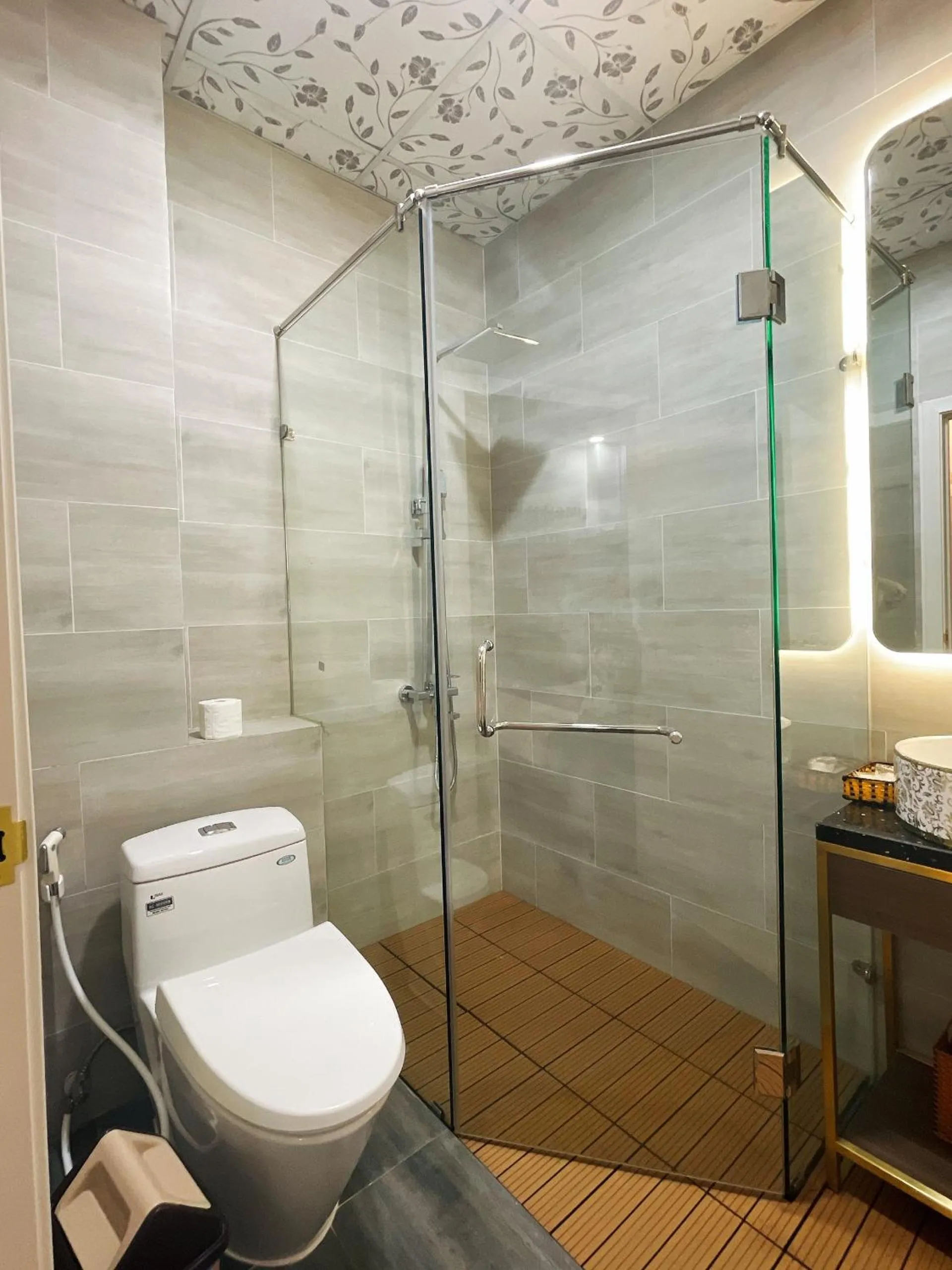 Shower in Indochine Ben Thanh Hotel & Apartments