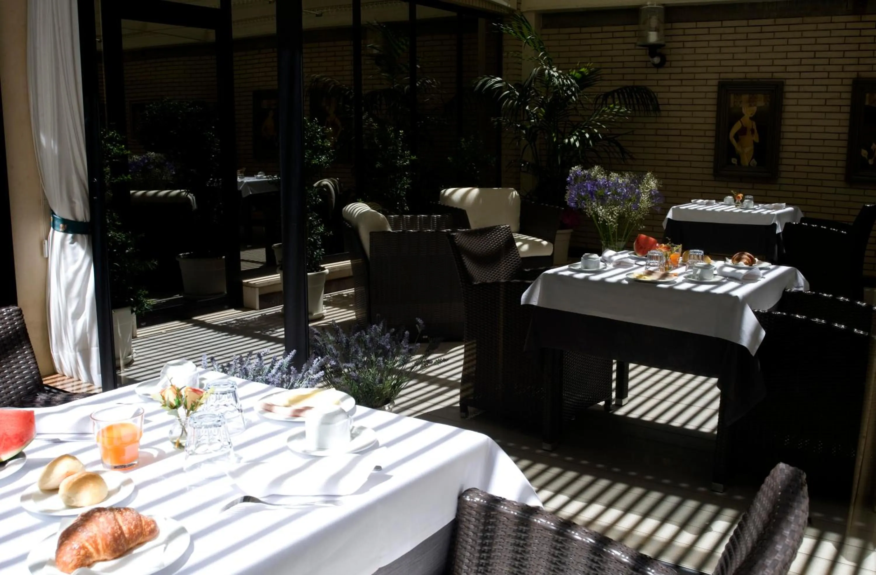 Patio in Hotel Leonardo Da Vinci