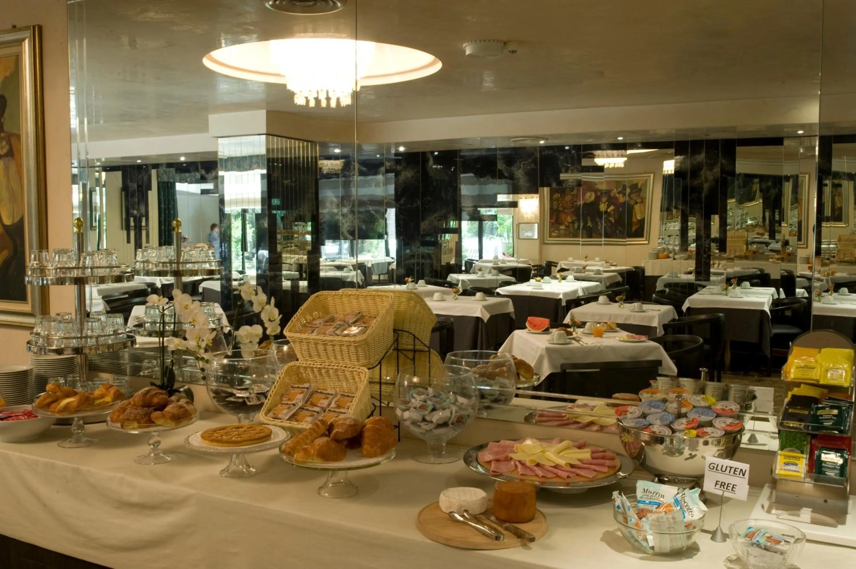Buffet breakfast in Hotel Leonardo Da Vinci