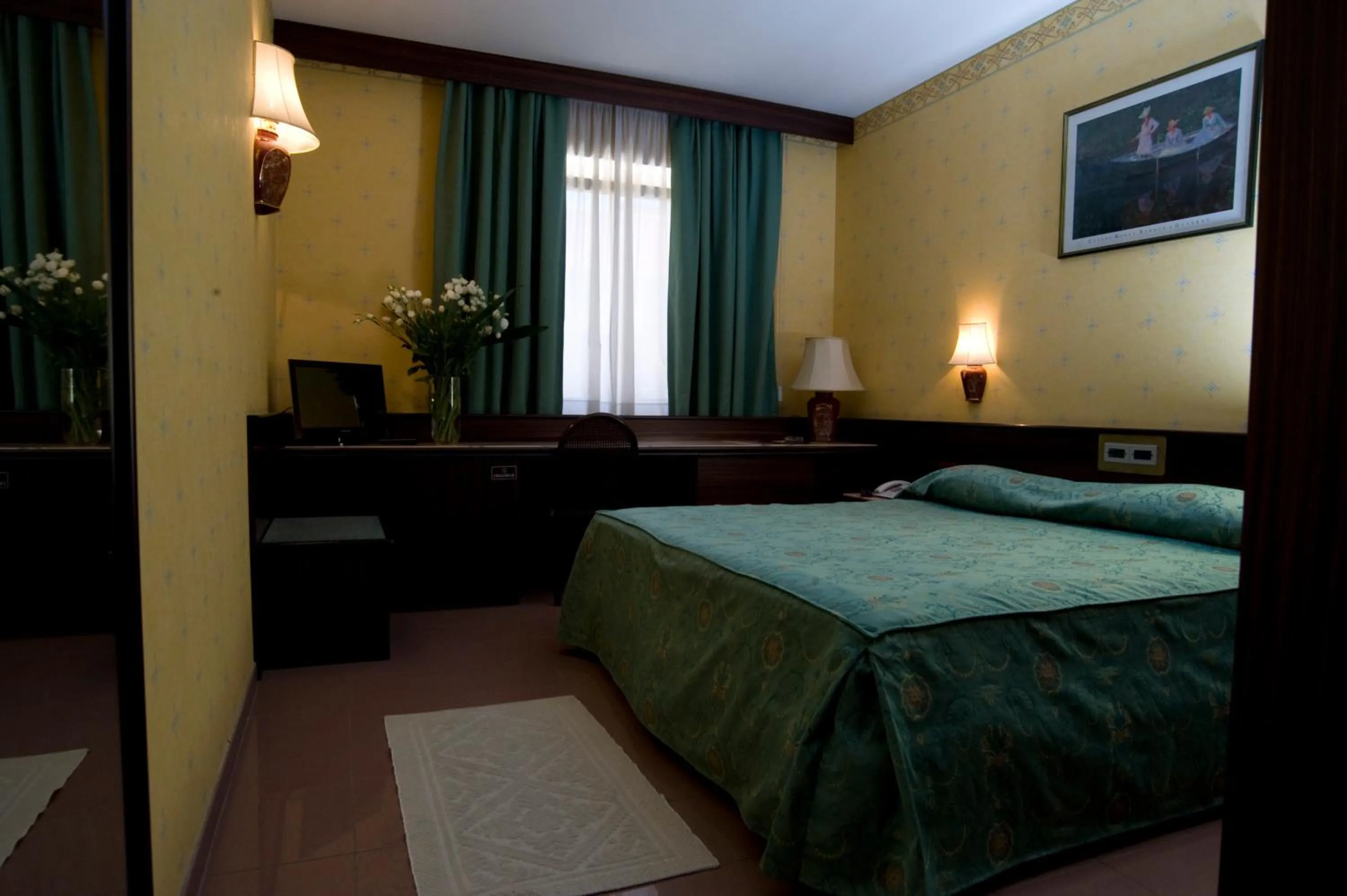 TV and multimedia, Bed in Hotel Leonardo Da Vinci