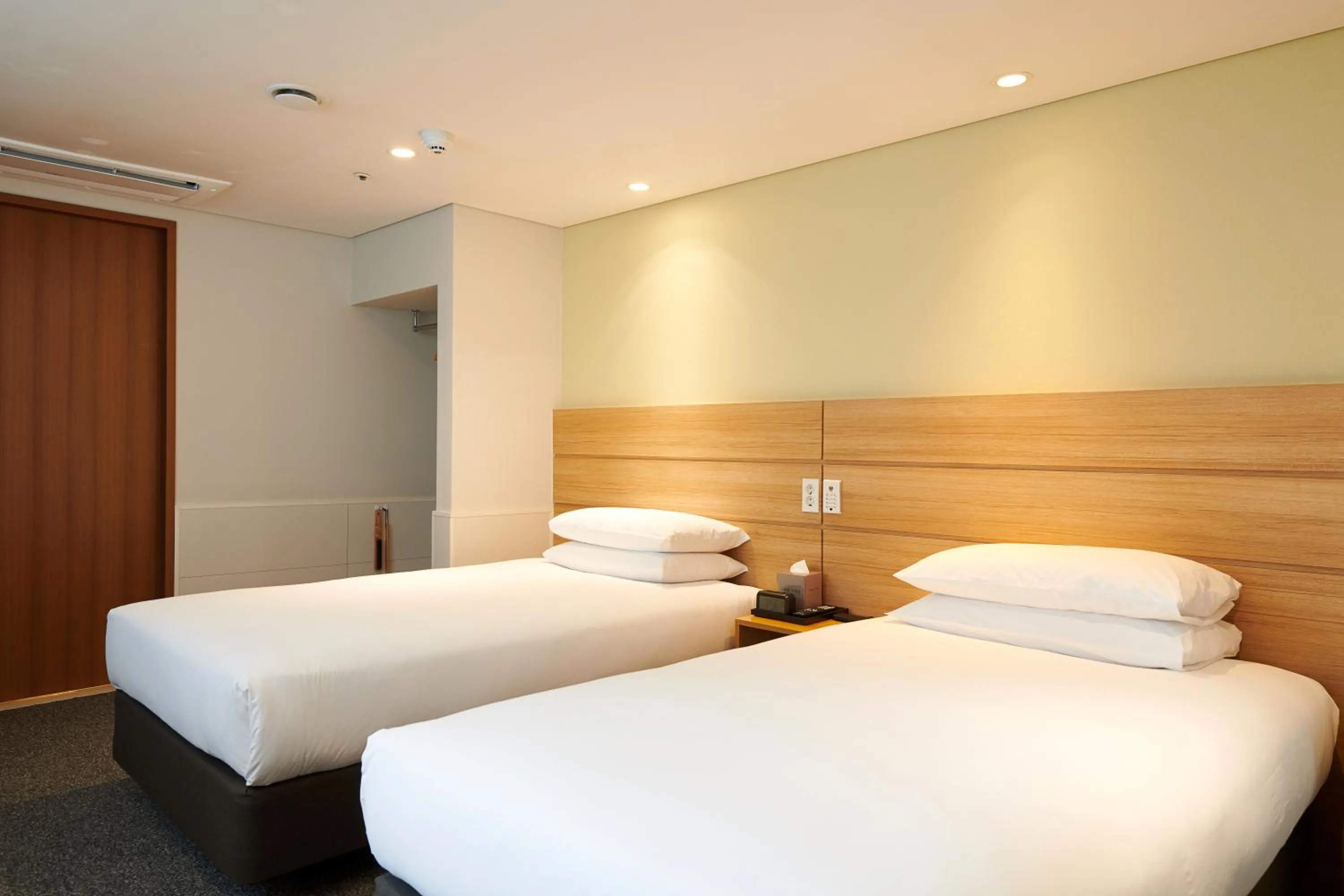 Bedroom, Bed in Nine Tree by Parnas Seoul Myeongdong 1