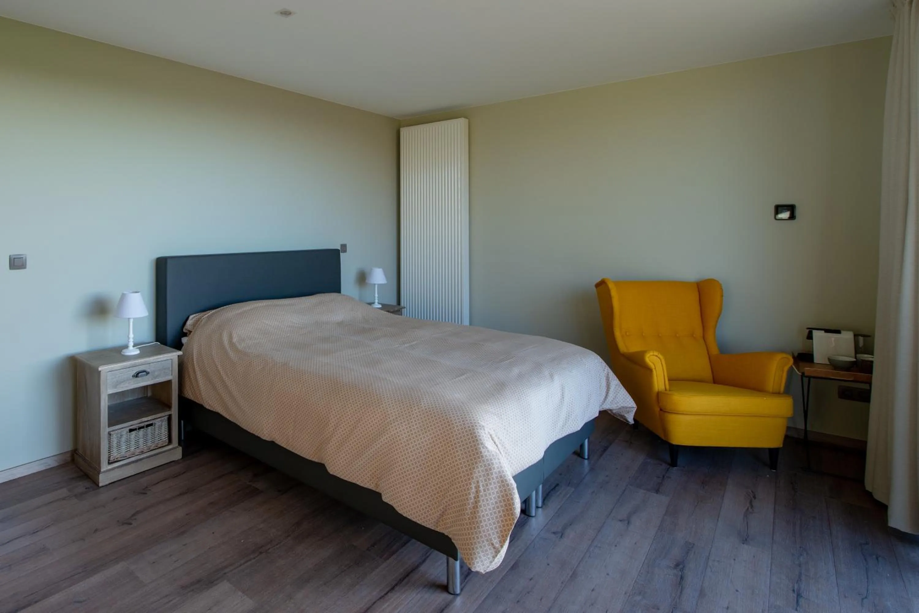 Seating area, Bed in B&B 't Oezent