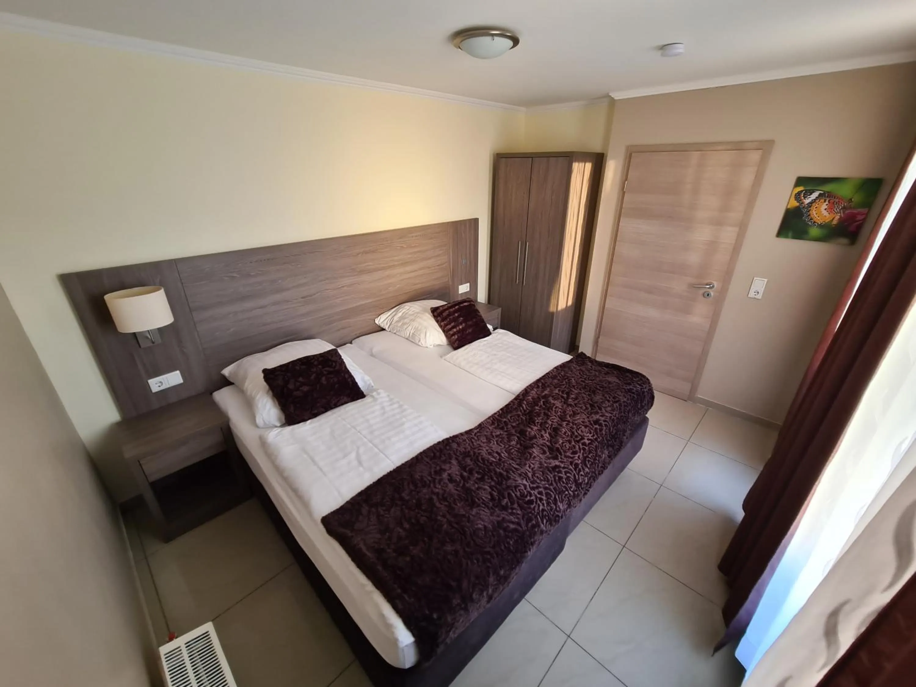 Photo of the whole room, Bed in Hotel Cara Vita Cologne