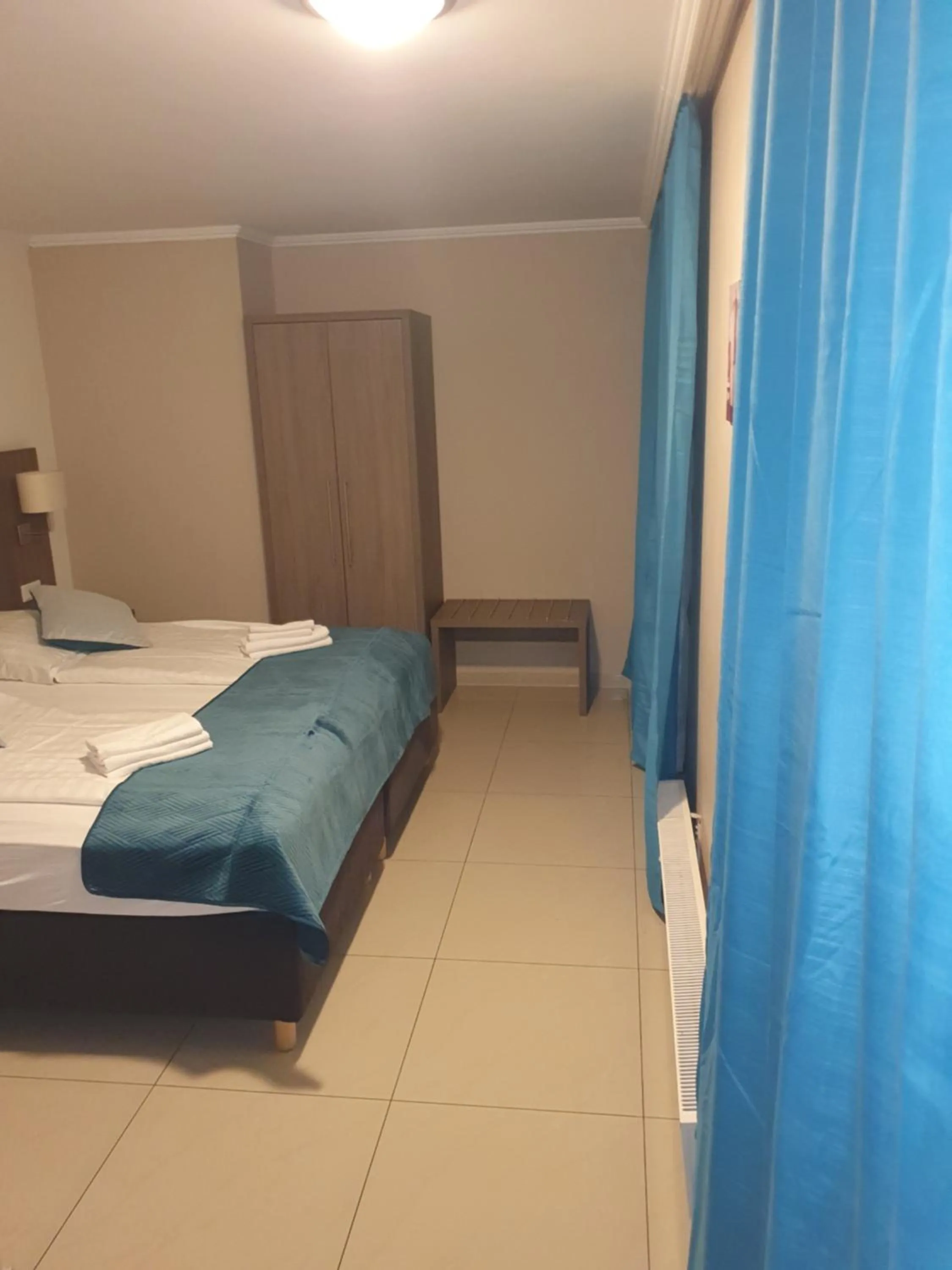 Photo of the whole room, Bed in Hotel Cara Vita Cologne