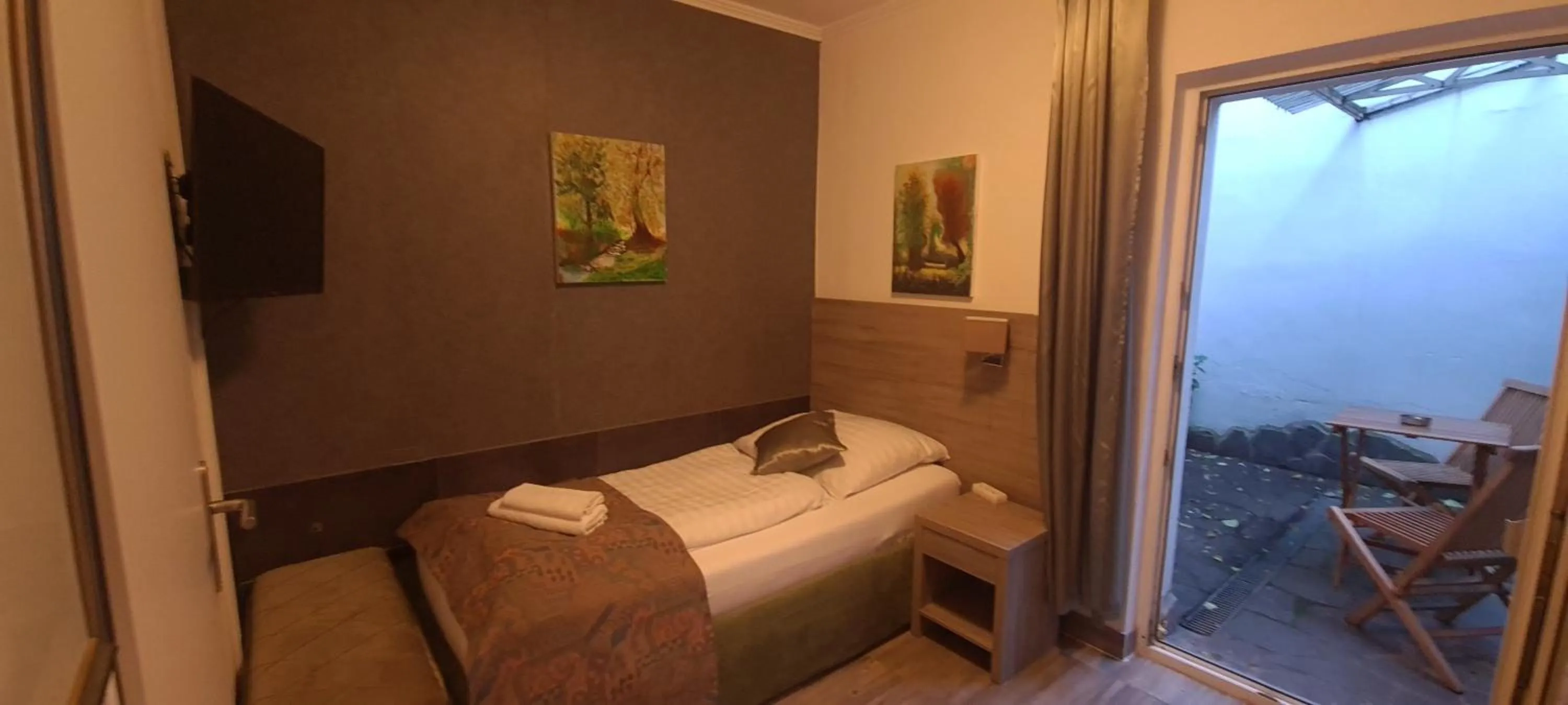 Photo of the whole room, Bed in Hotel Cara Vita Cologne