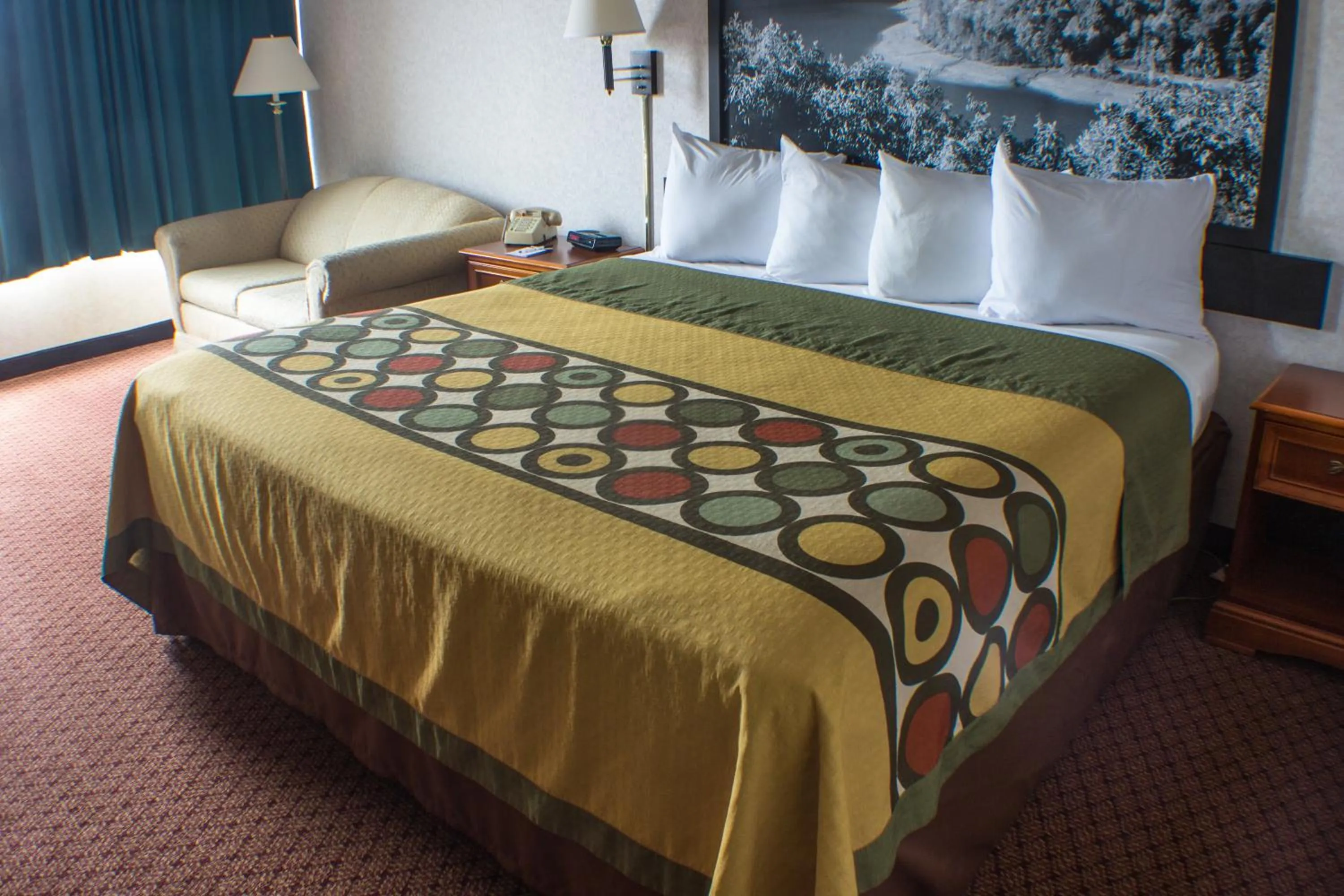 Seating area, Bed in Econo Lodge Erie near Casino