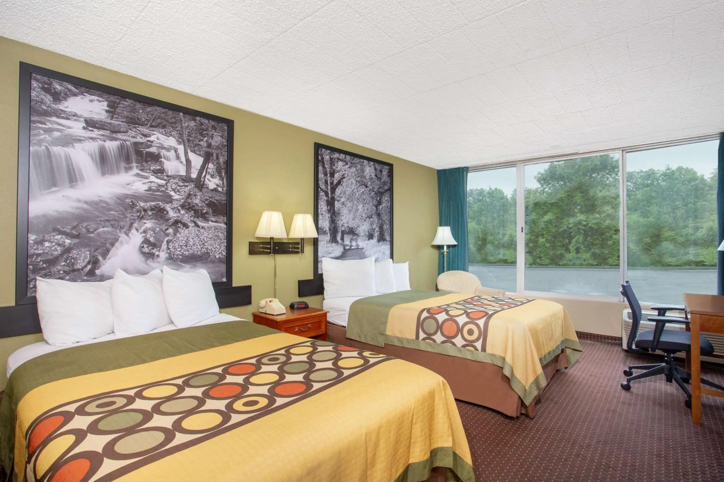 Photo of the whole room, Bed in Super 8 by Wyndham Erie/I 90