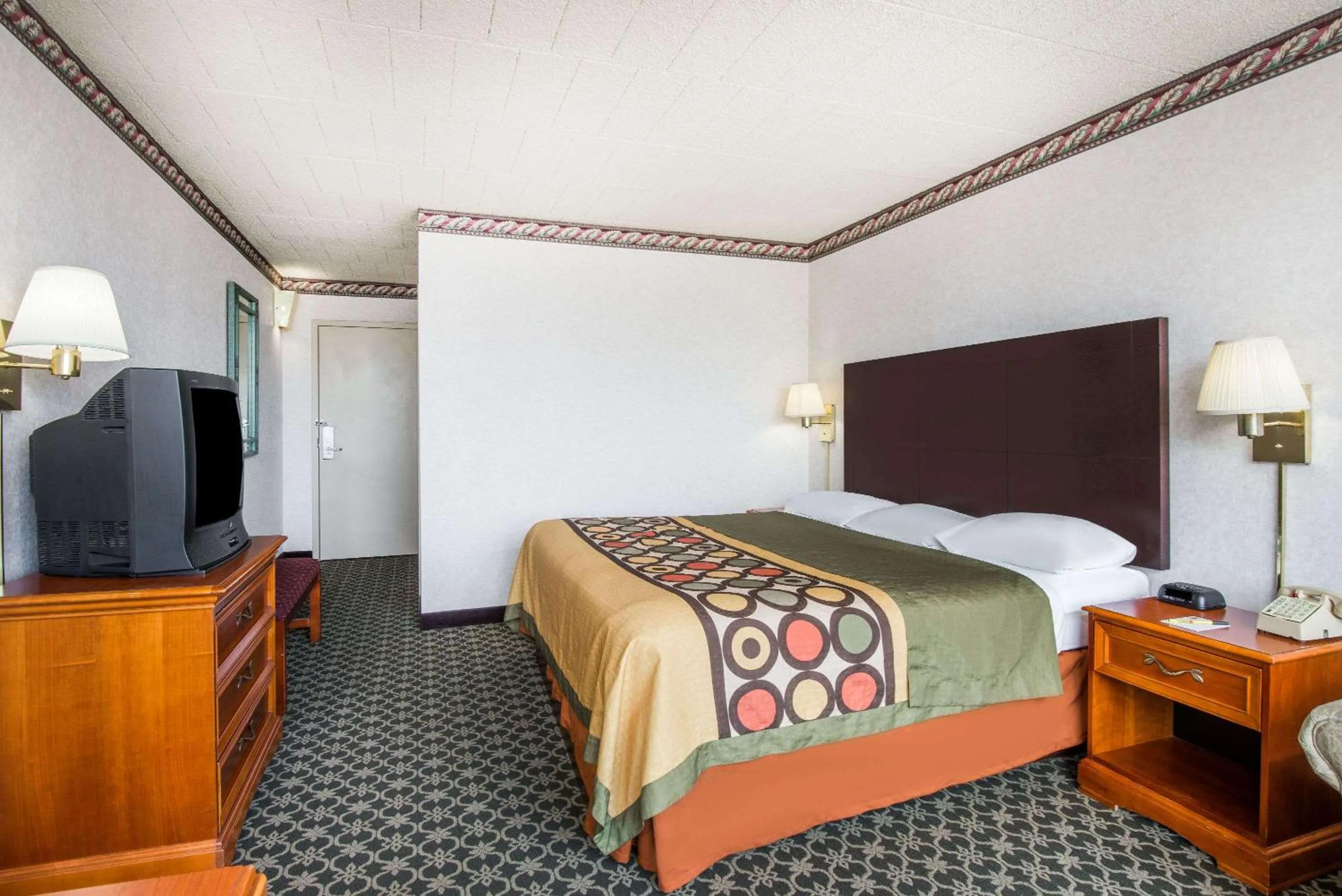 Photo of the whole room, Bed in Super 8 by Wyndham Erie/I 90