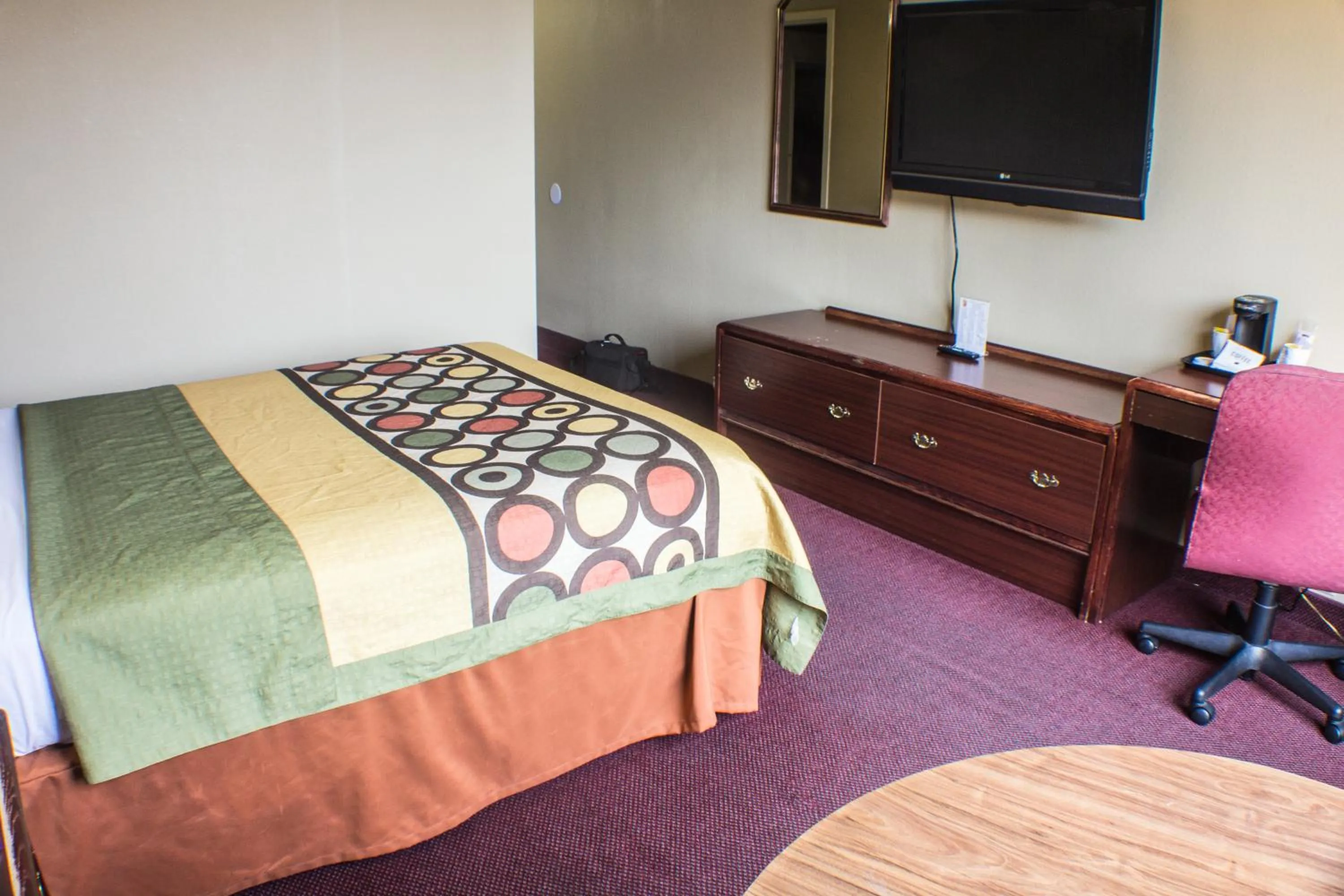 TV and multimedia, Bed in Econo Lodge Erie near Casino