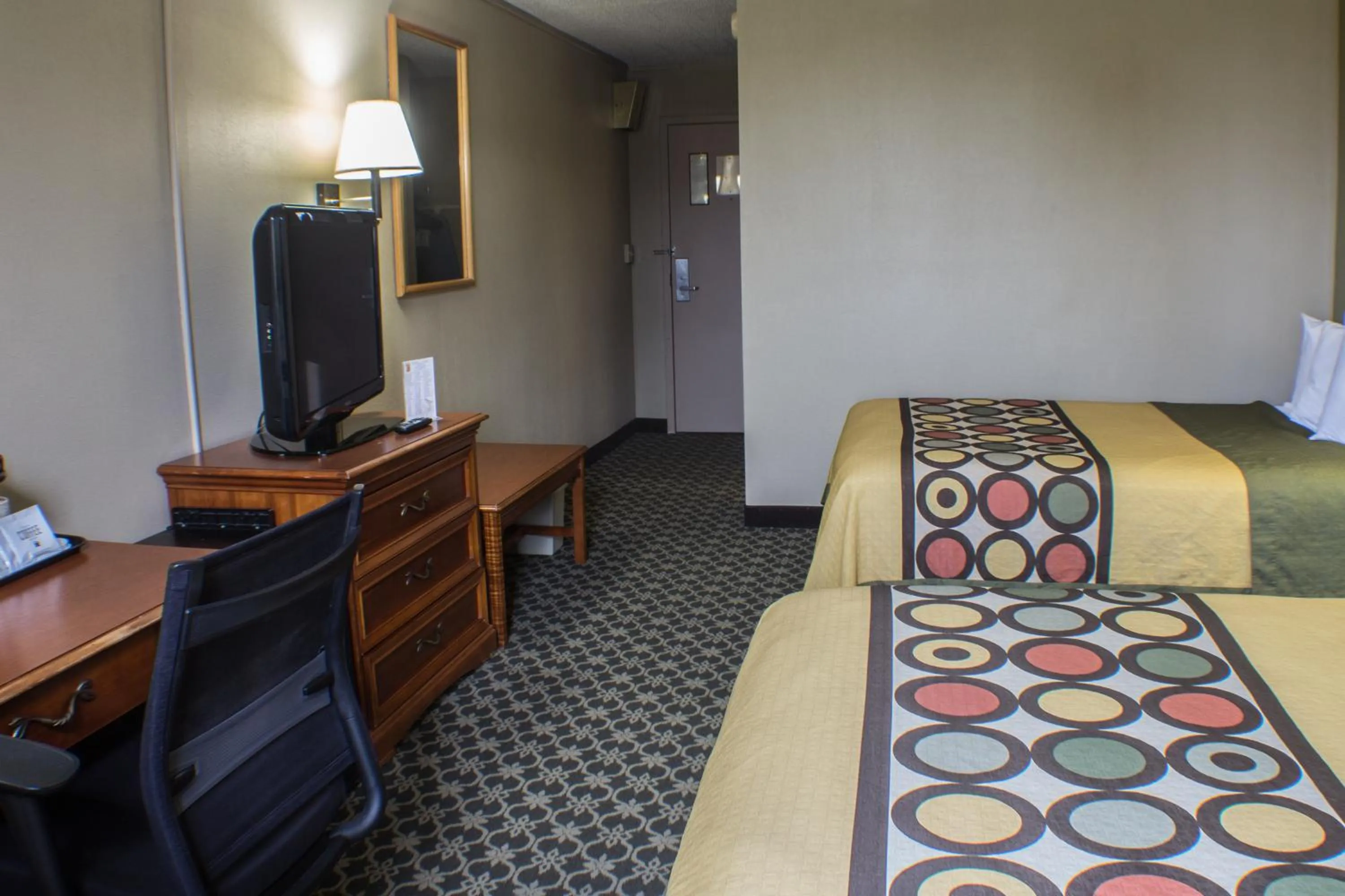 TV and multimedia, Bed in Econo Lodge Erie near Casino