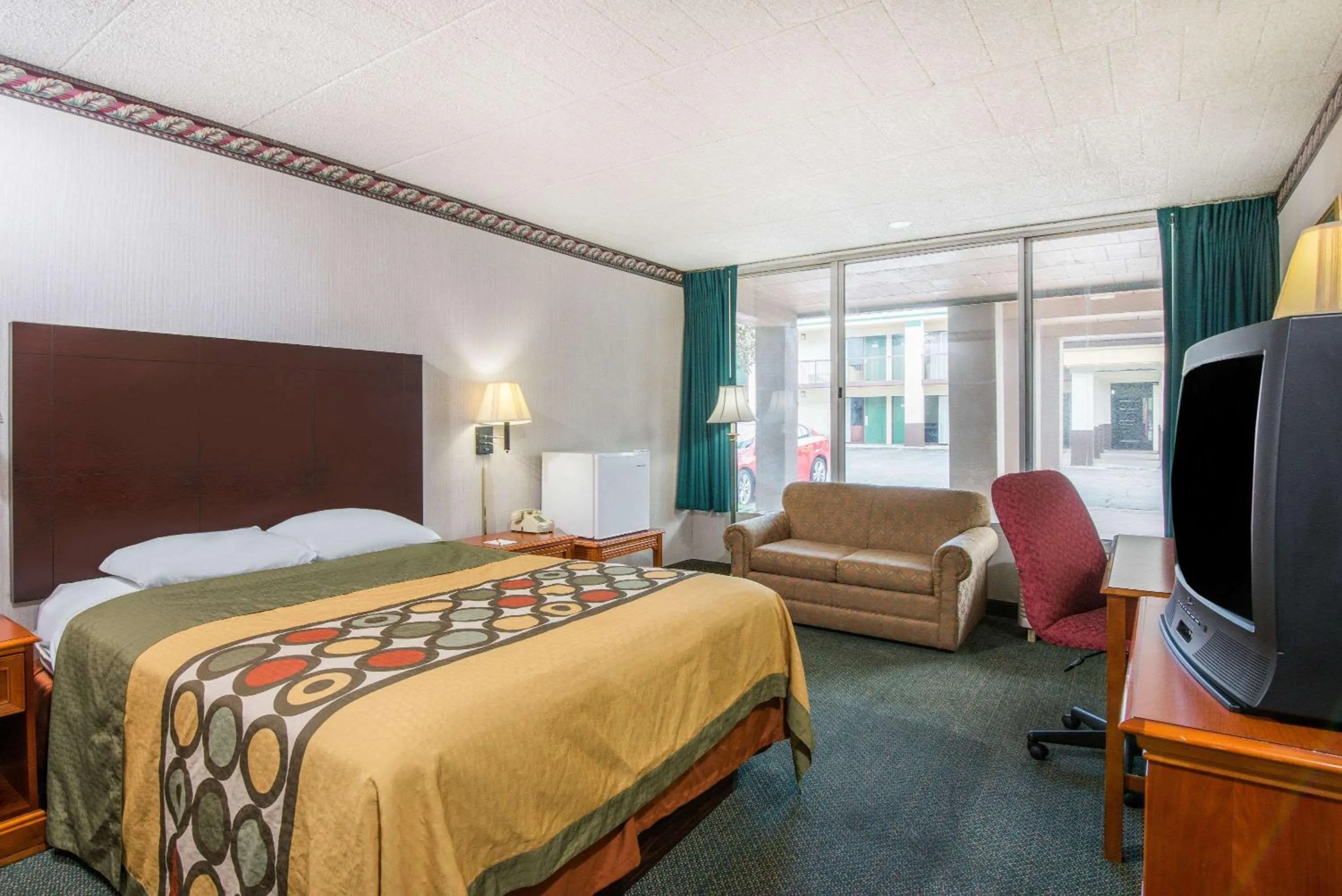 Photo of the whole room, Bed in Super 8 by Wyndham Erie/I 90