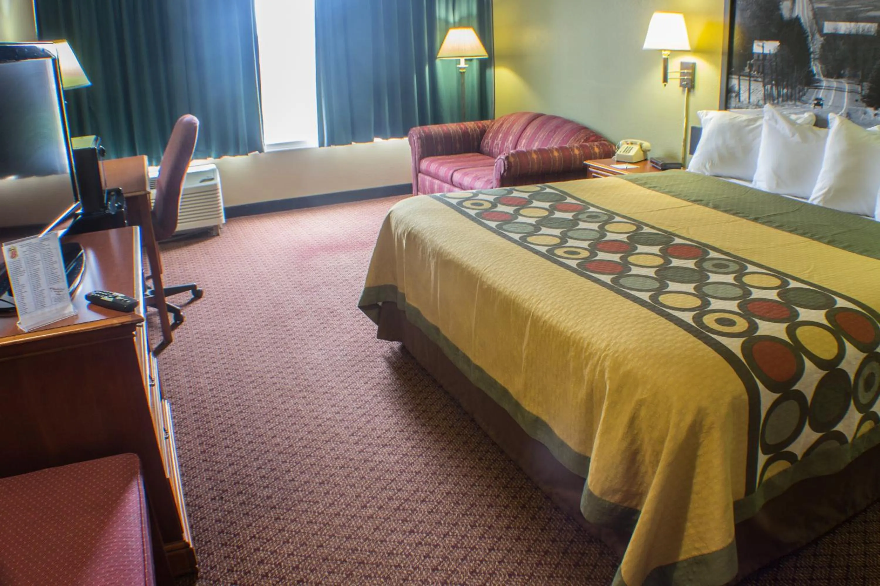 TV and multimedia, Bed in Super 8 by Wyndham Erie/I 90
