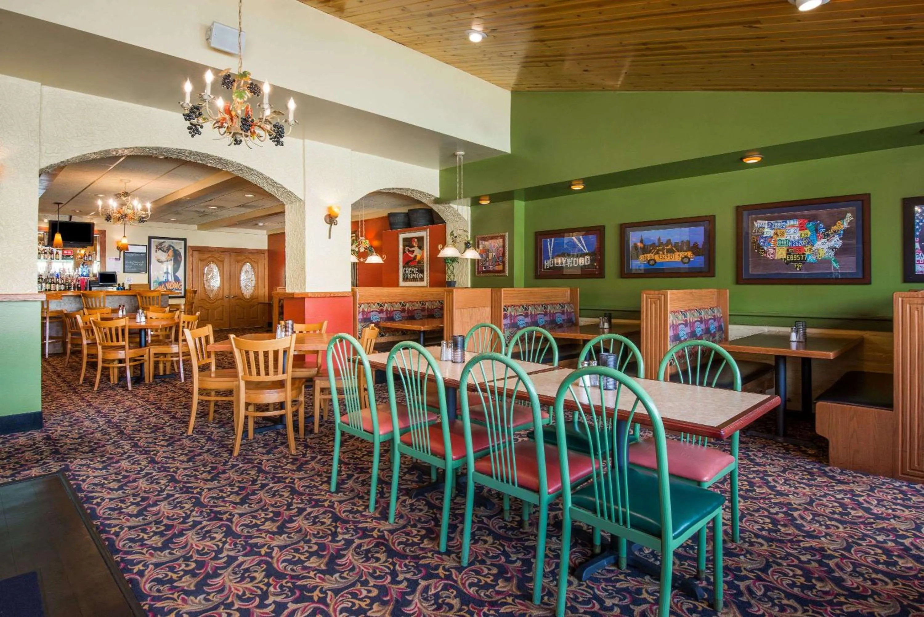 Lounge or bar in Super 8 by Wyndham Erie/I 90