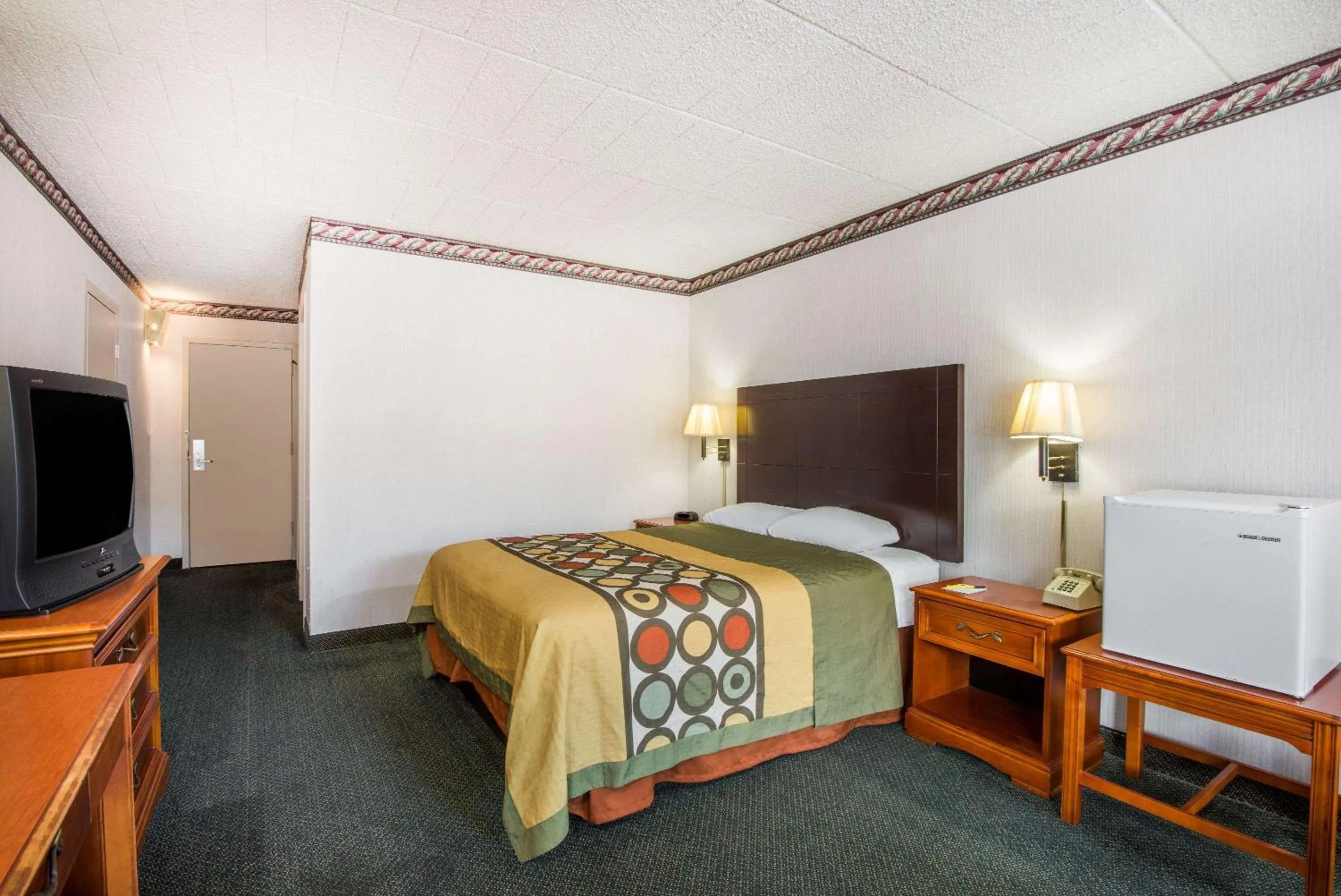 Photo of the whole room, Bed in Super 8 by Wyndham Erie/I 90