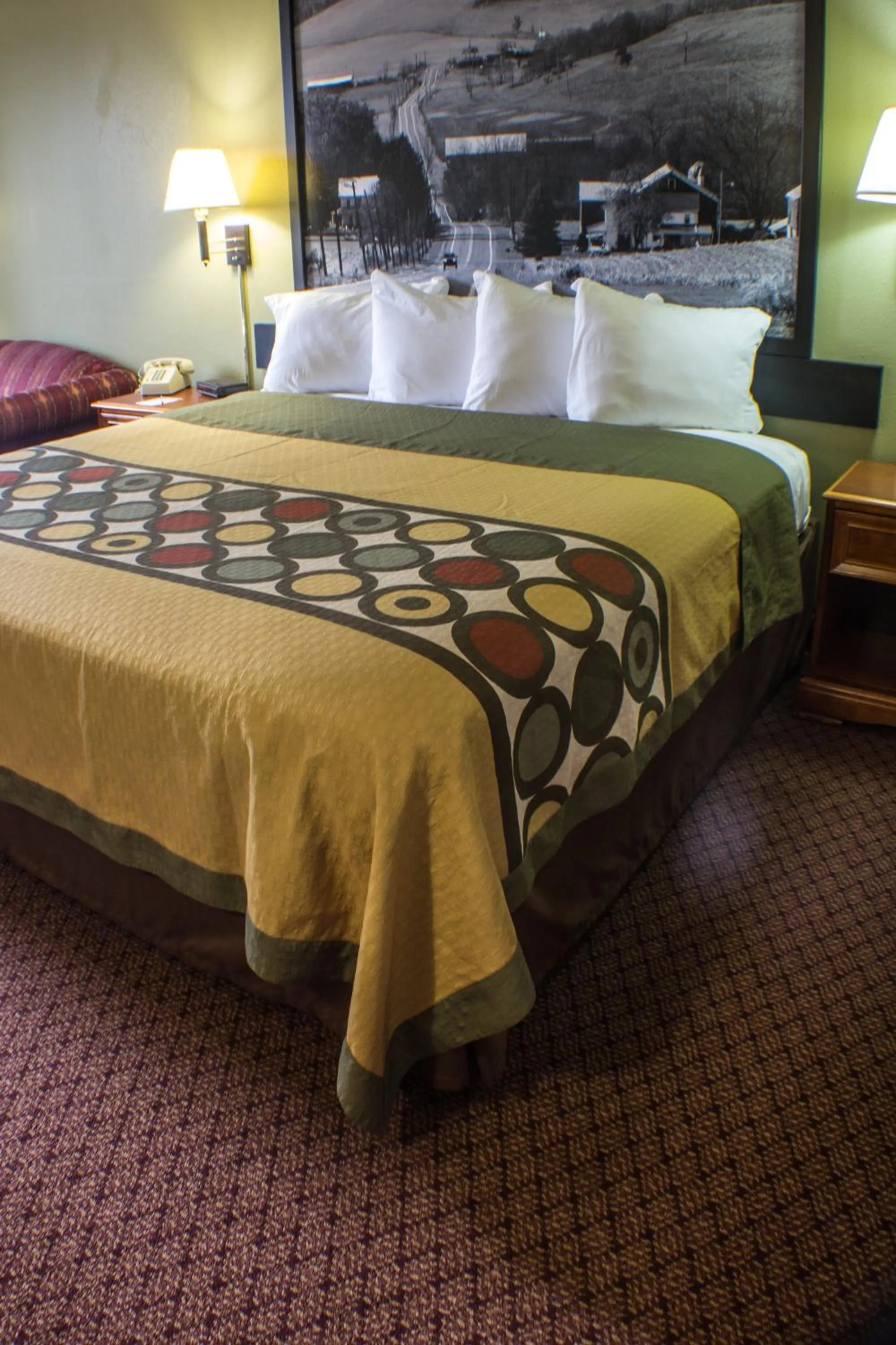 Bed in Econo Lodge Erie near Casino