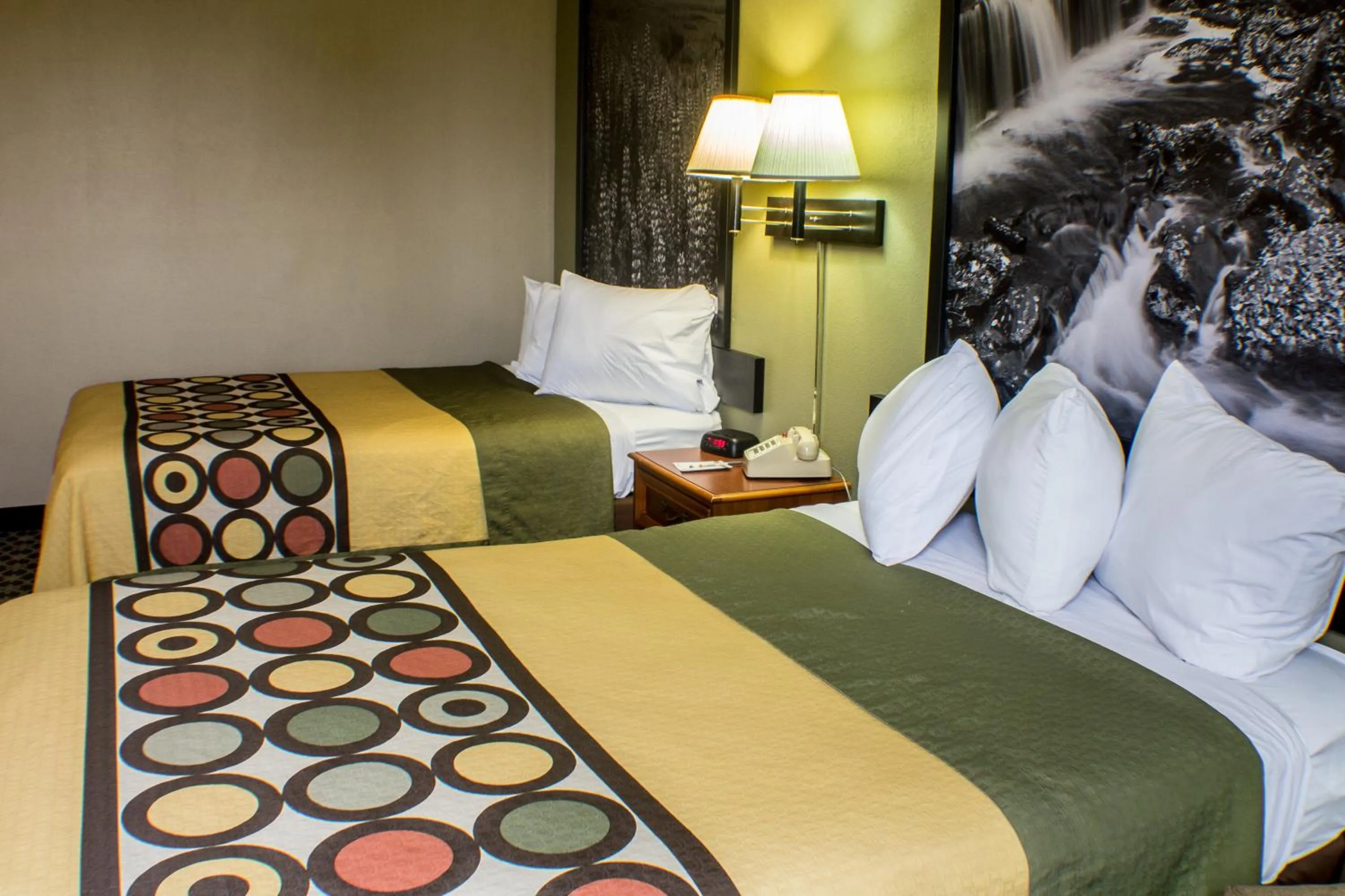 Photo of the whole room, Bed in Econo Lodge Erie near Casino