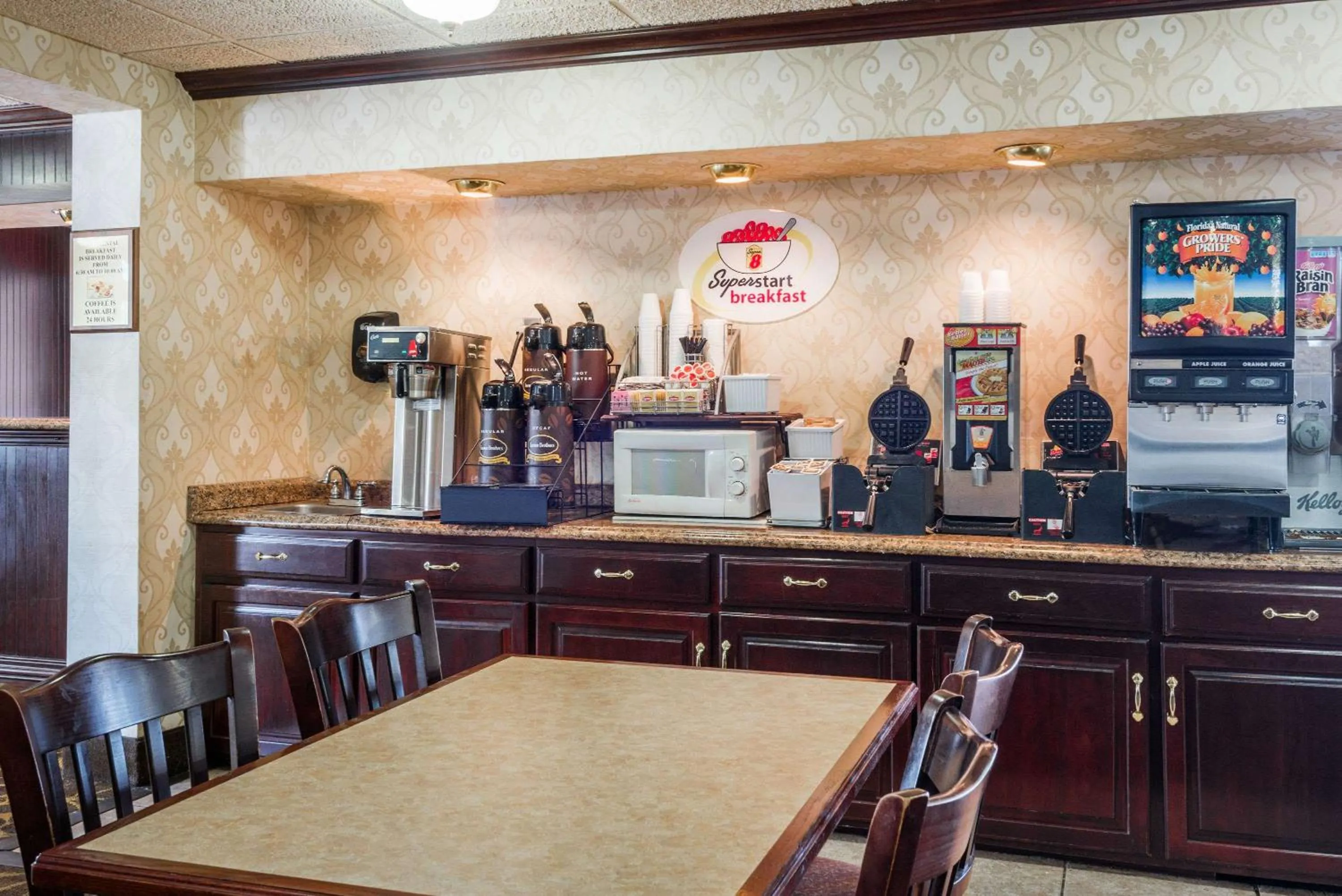 Restaurant/places to eat in Super 8 by Wyndham Erie/I 90