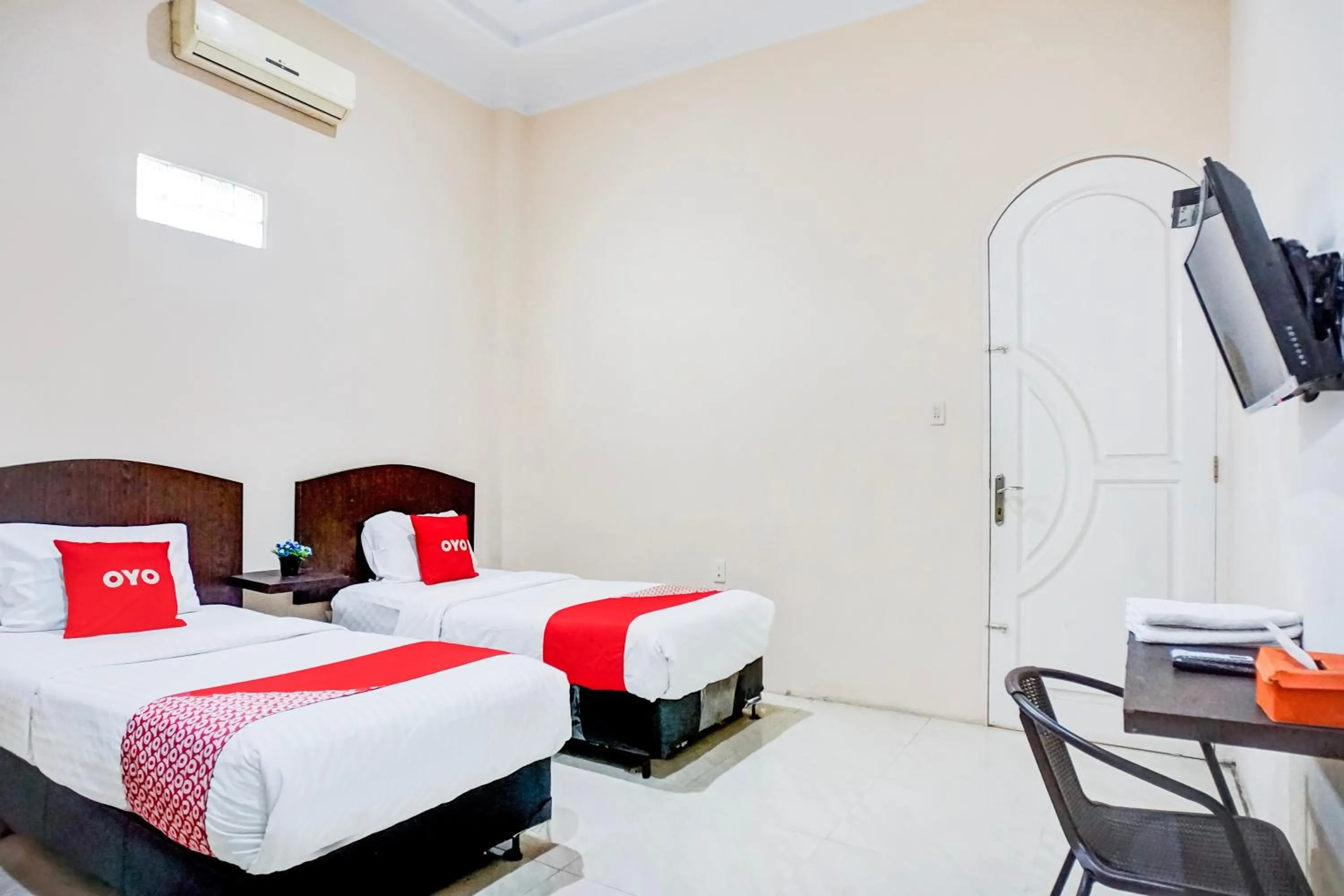 Standard Twin Room in RedDoorz At Ralica Grand Palladium Medan