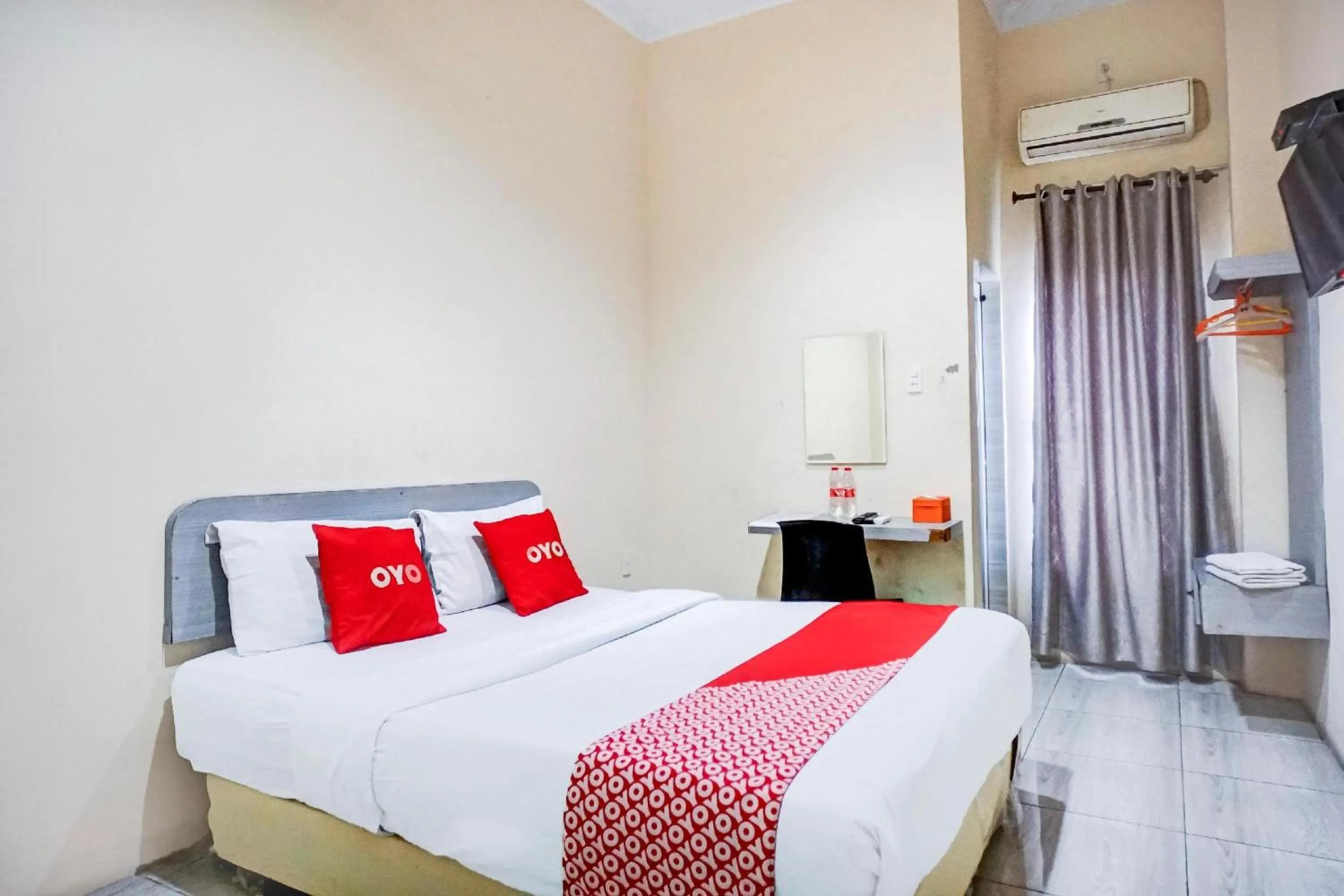 Photo of the whole room, Bed in RedDoorz At Ralica Grand Palladium Medan
