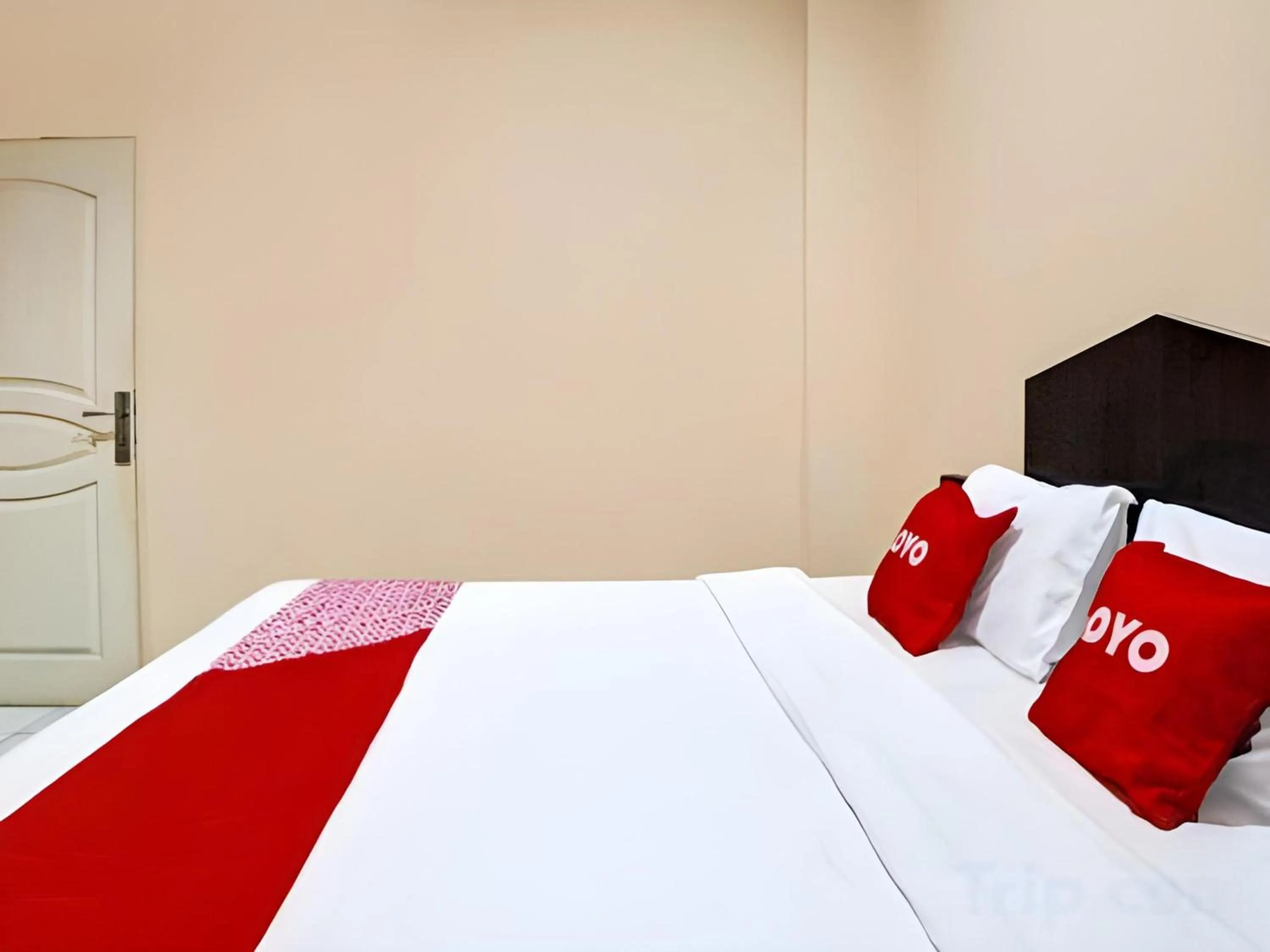 Photo of the whole room, Bed in RedDoorz At Ralica Grand Palladium Medan